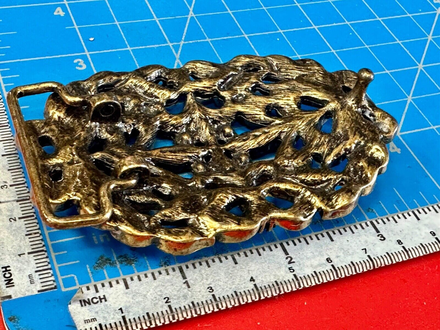 Awesome detail - Vintage see through swirl rhinestone pattern belt buckle