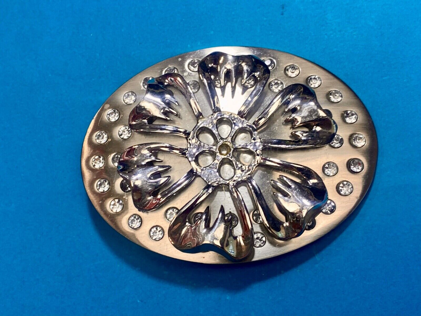 Beautiful reflective silver tone raised FLOWER theme belt buckle w/ Rhinestone's