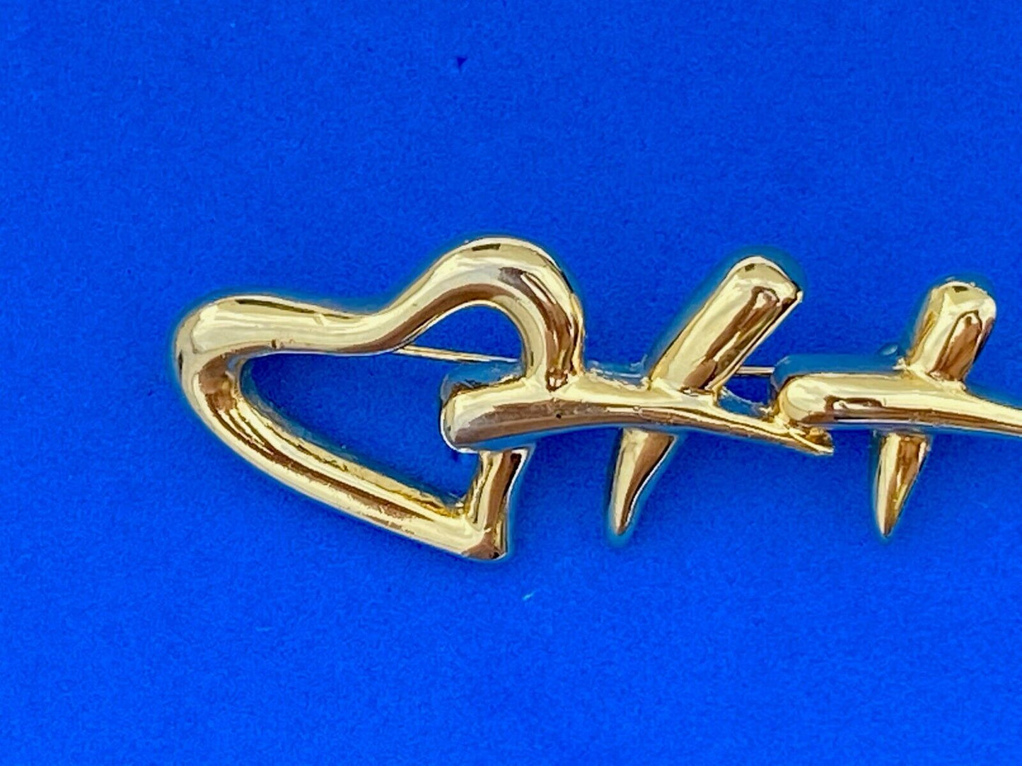 Vintage Aai Singed Gold Tone Heart Rhinestone Cut Out Kisses Brooch