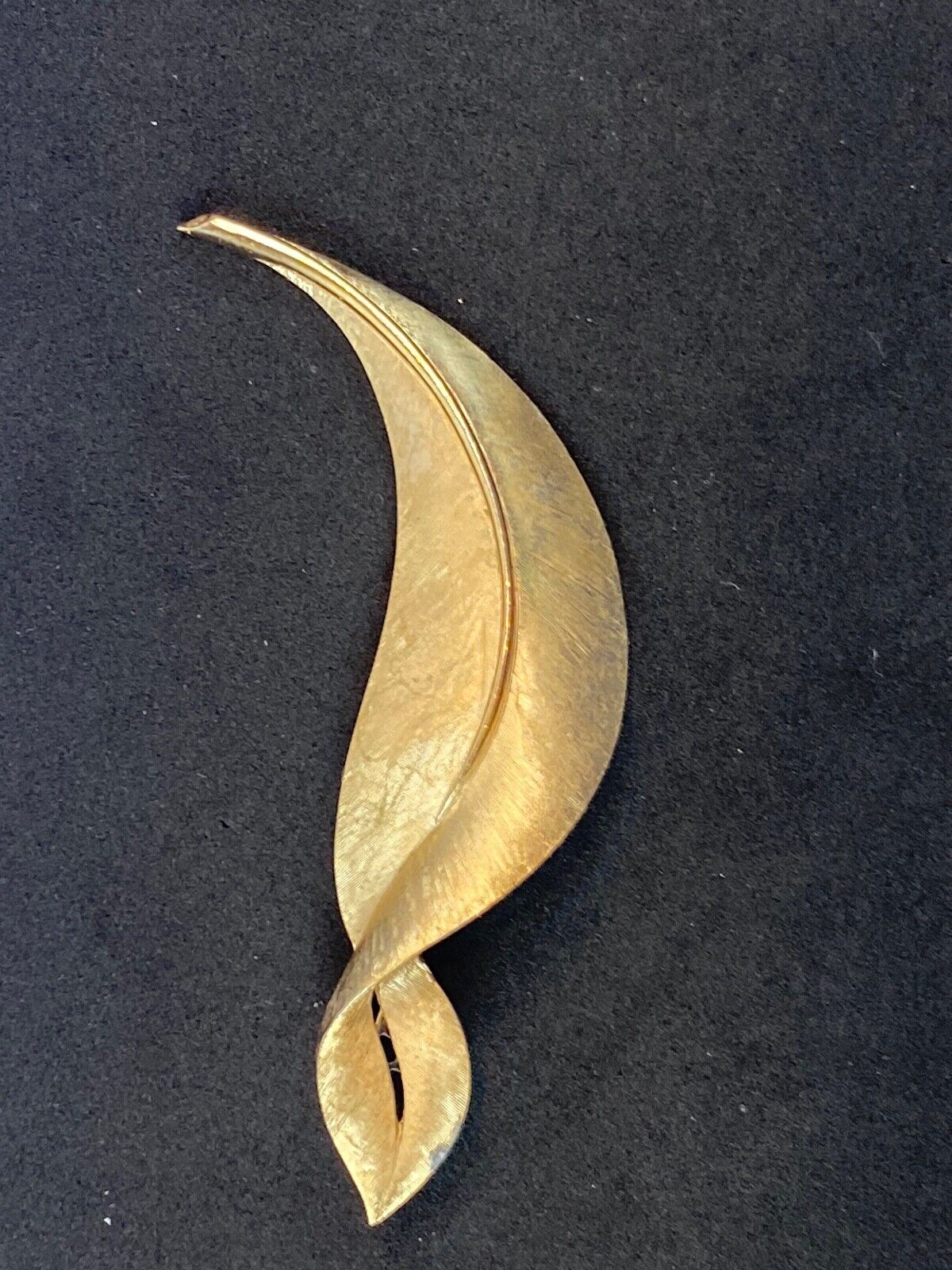 3.5 " CROWN TRIFARI signed gold tone leaf pin brooch