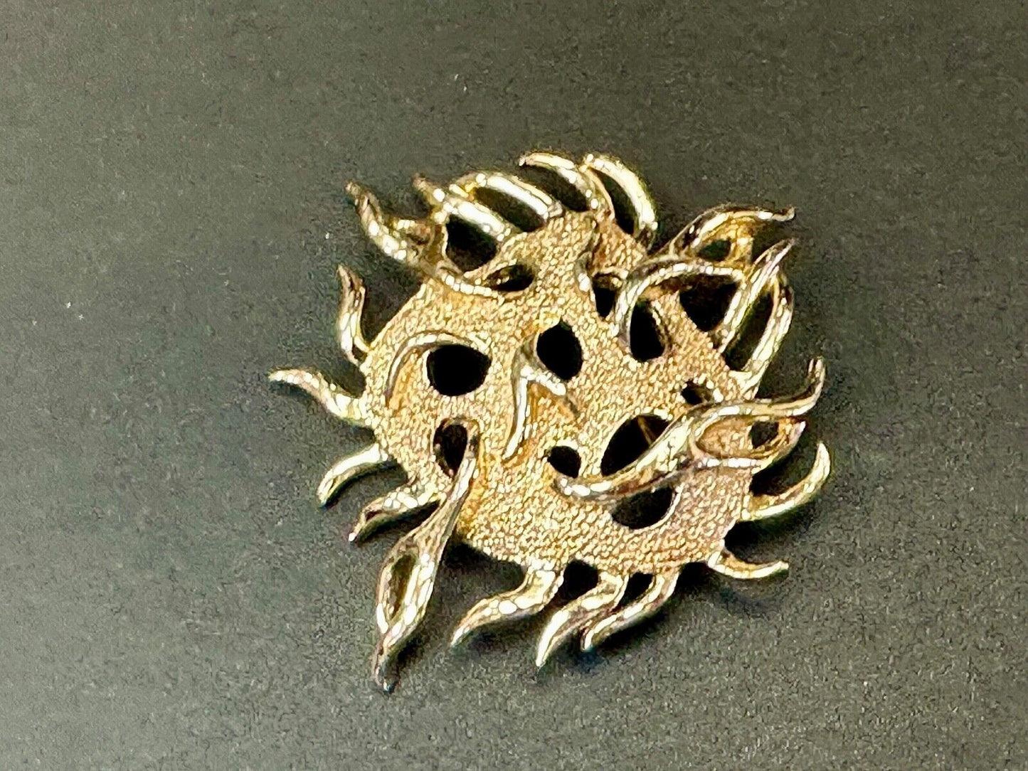 Unique Dimensional Sarah Coventry signed gold tone brooch pin