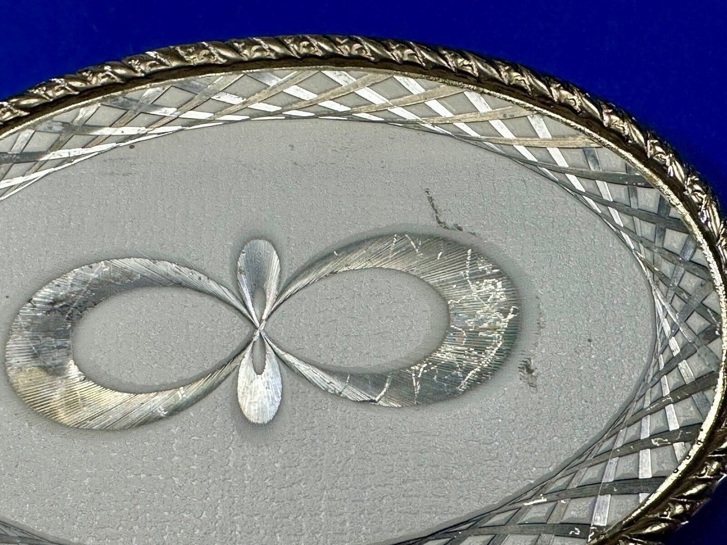Vintage etched figure 8 pattern oval silver tone belt buckle