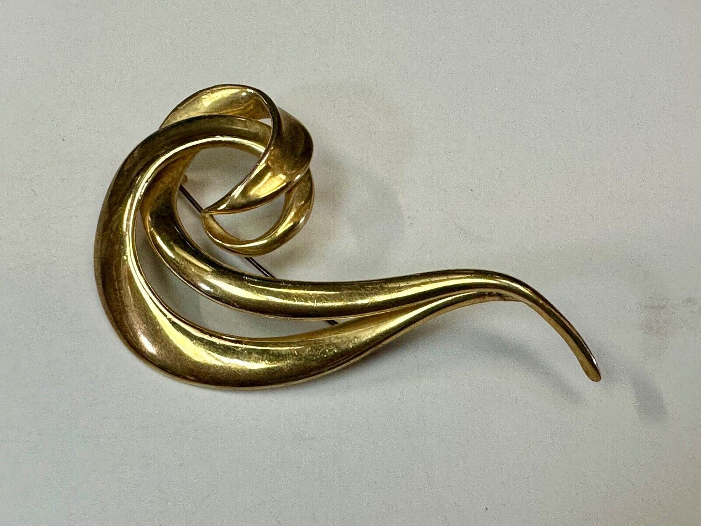 Avon signed gold tone abstract swirl check mark vintage brooch pin