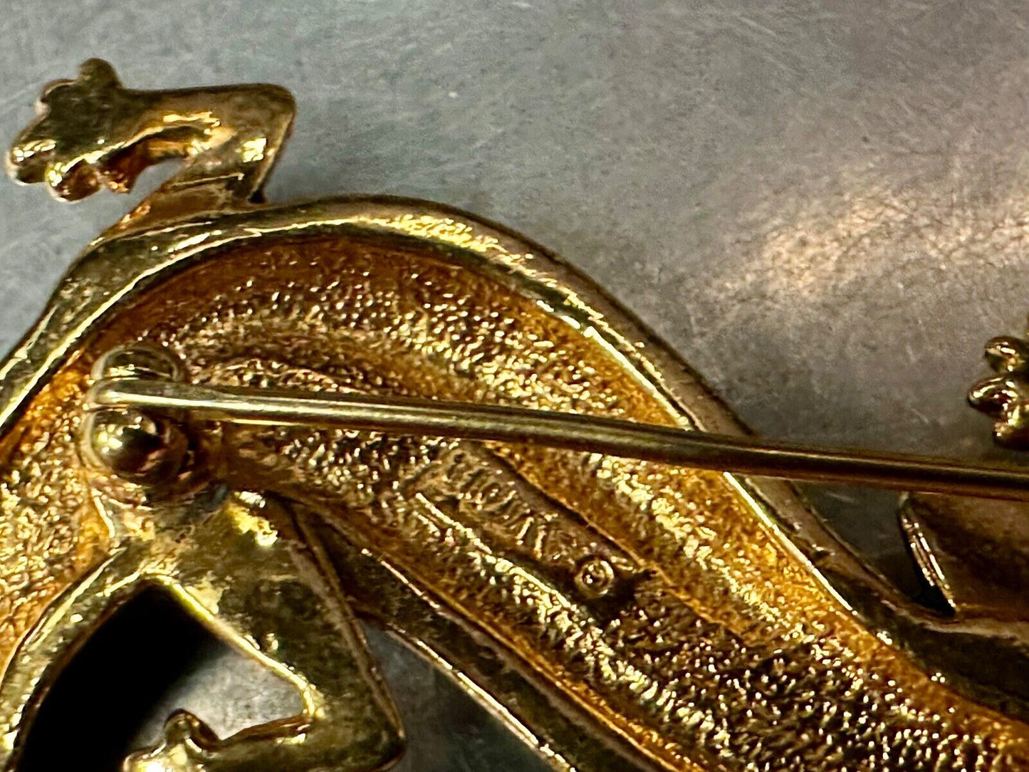 Avon signed Gecko Iguana Jeweled gold tone figural brooch pin