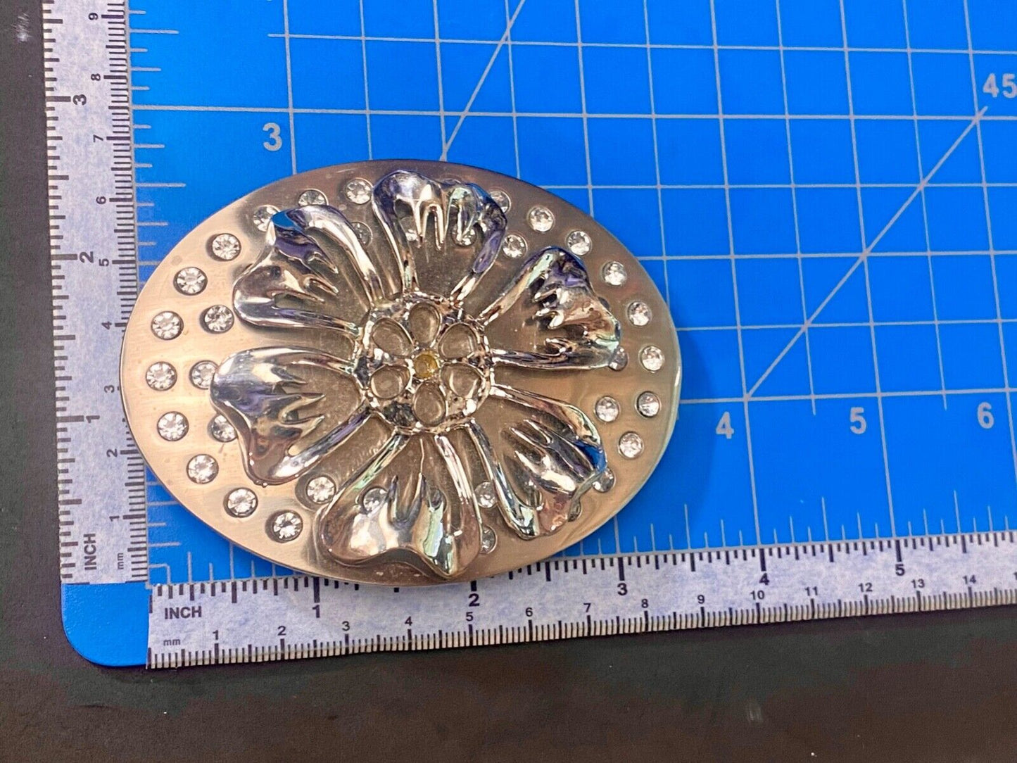 Beautiful reflective silver tone raised FLOWER theme belt buckle w/ Rhinestone's
