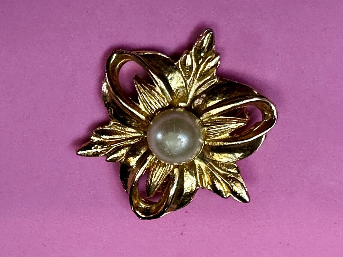Beautiful Flower W/ Faux? Pearl Center Openwork Gold Tone Brooch Pin Marked 1100