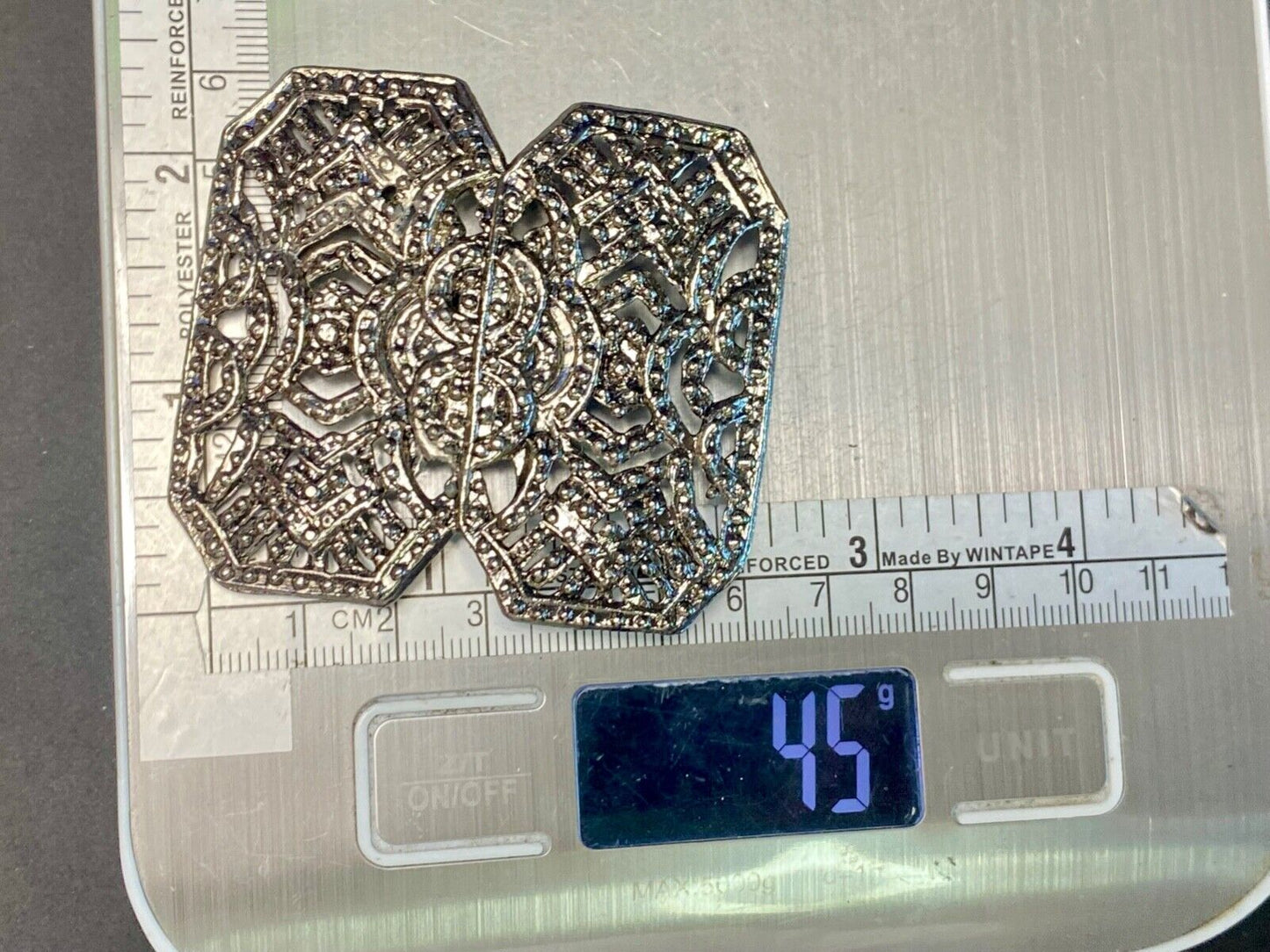 Beautiful A pique silver color - or real non magnetic - see though belt buckle