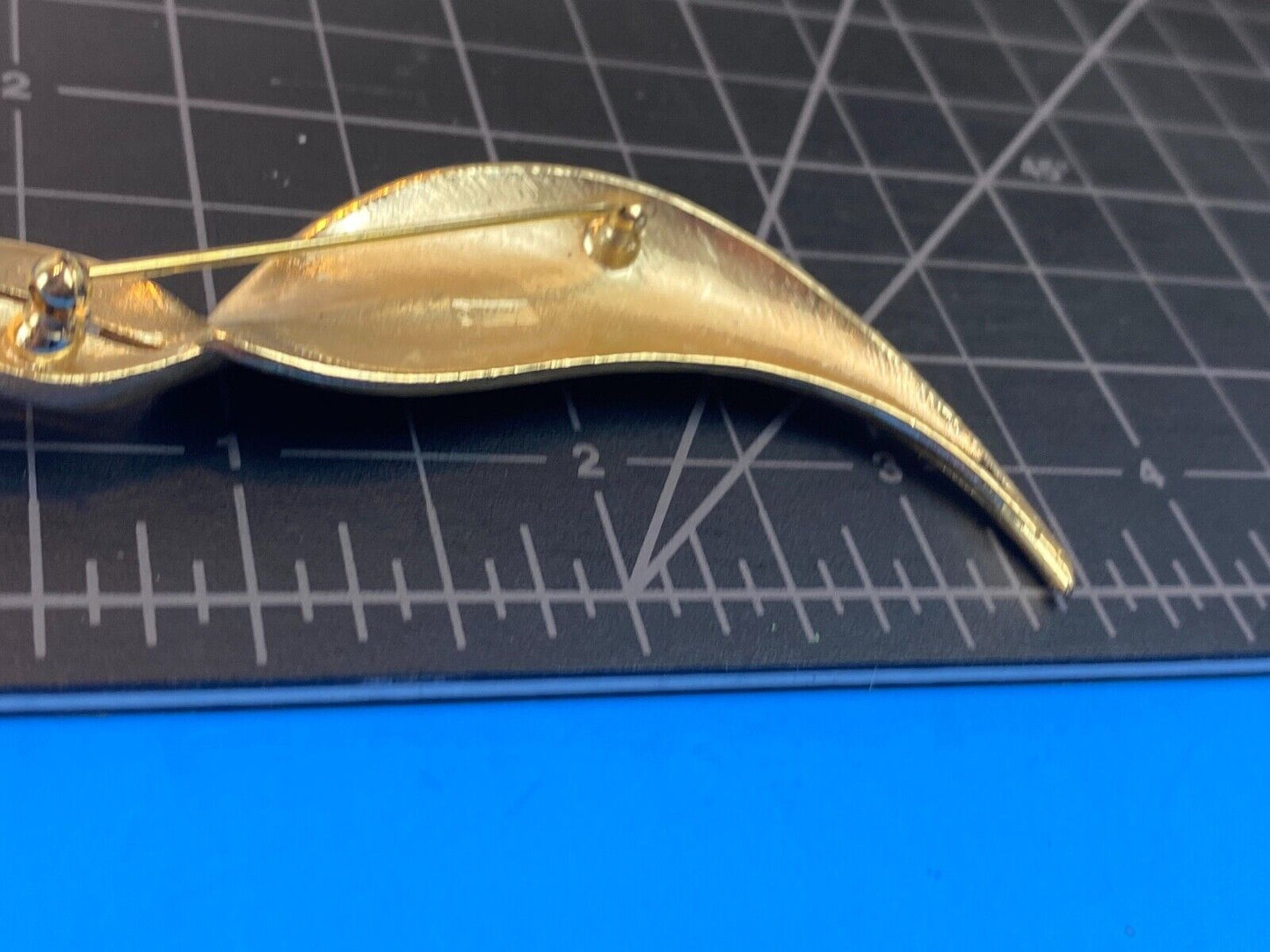 3.5 " CROWN TRIFARI signed gold tone leaf pin brooch