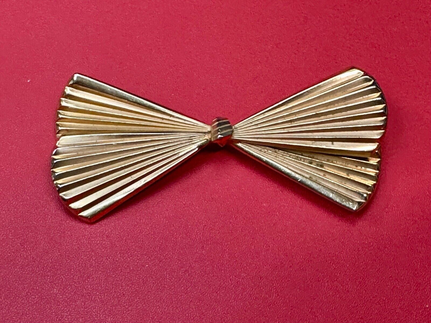 Beautiful gold tone FAN or Bow Tie pattern Giovanni signed Vintage Brooch Pin