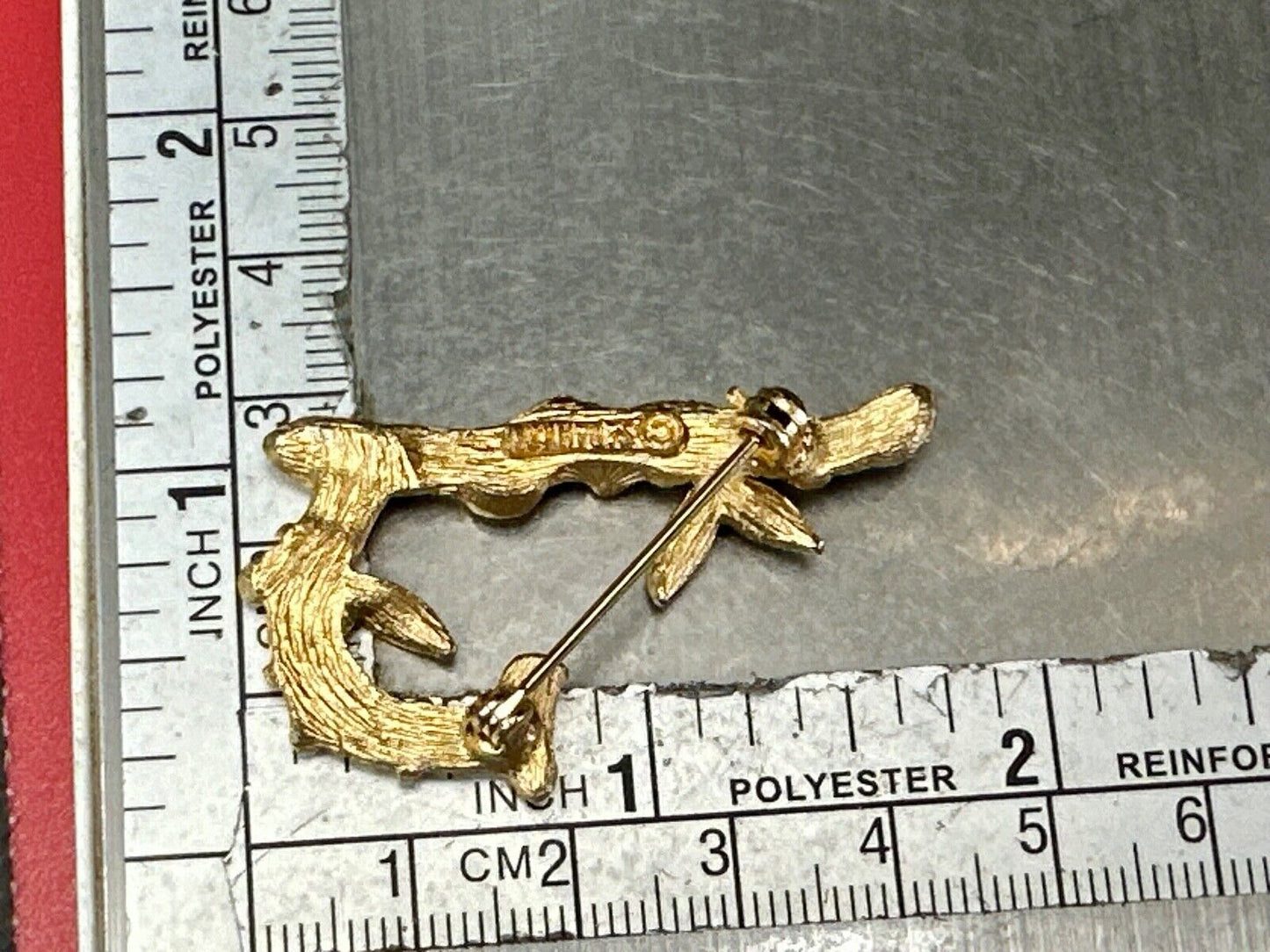 BAMBOO TWIG LETTER INITIAL " R " VINTAGE SARAH COVENTRY GOLDTONE BROOCH PIN