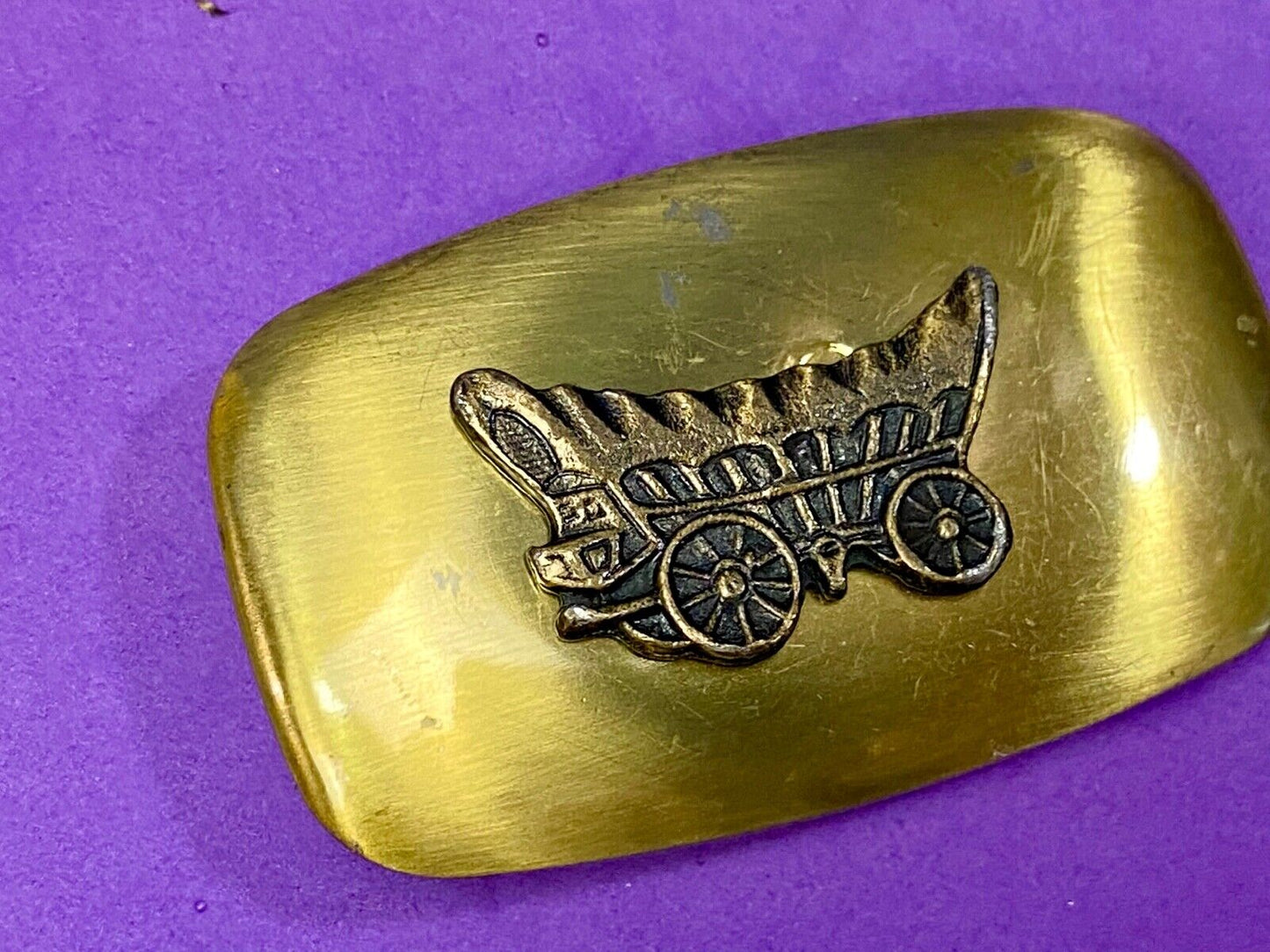 Vintage horse drawncovered wagon moving out west cowboy belt buckle