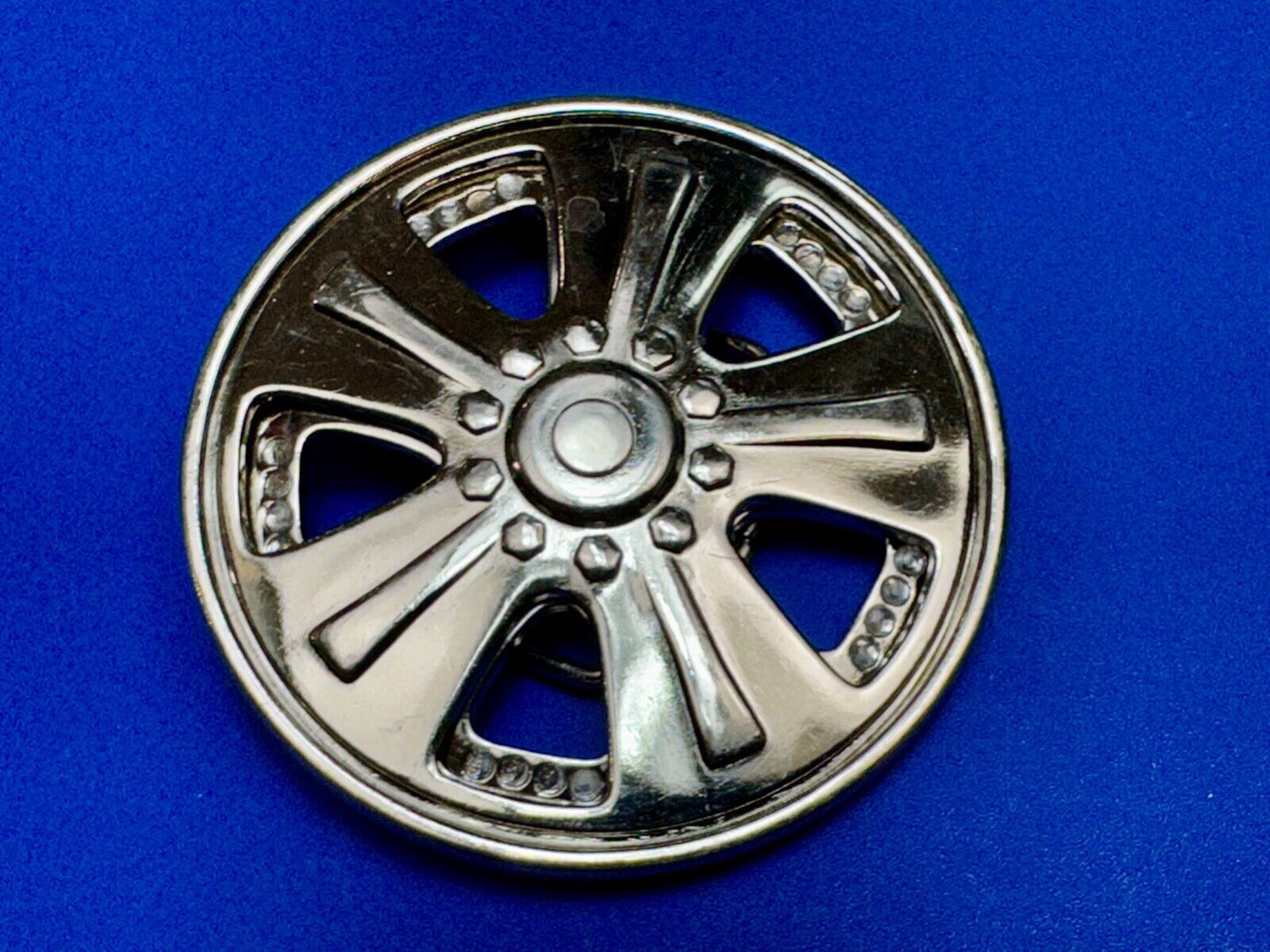 Tricked out Car Wheel Tire Rim silver color SPINNER moving belt buckle