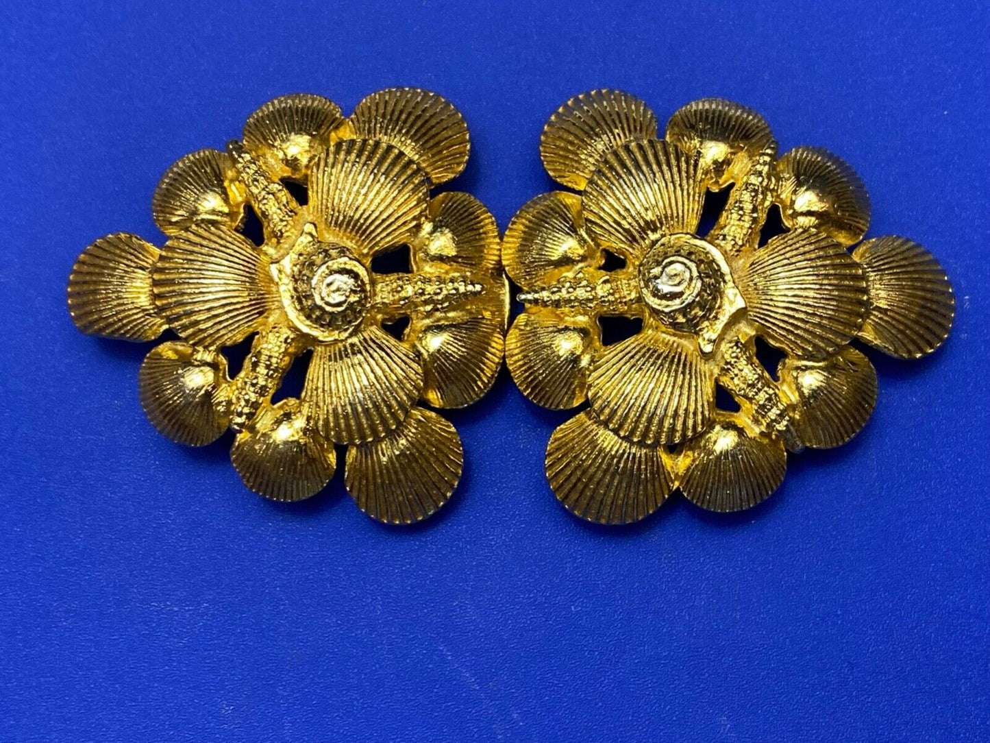 Beautiful 1973 MIMI di N Multiple Clam Shells Two piece Interlocking belt buckle