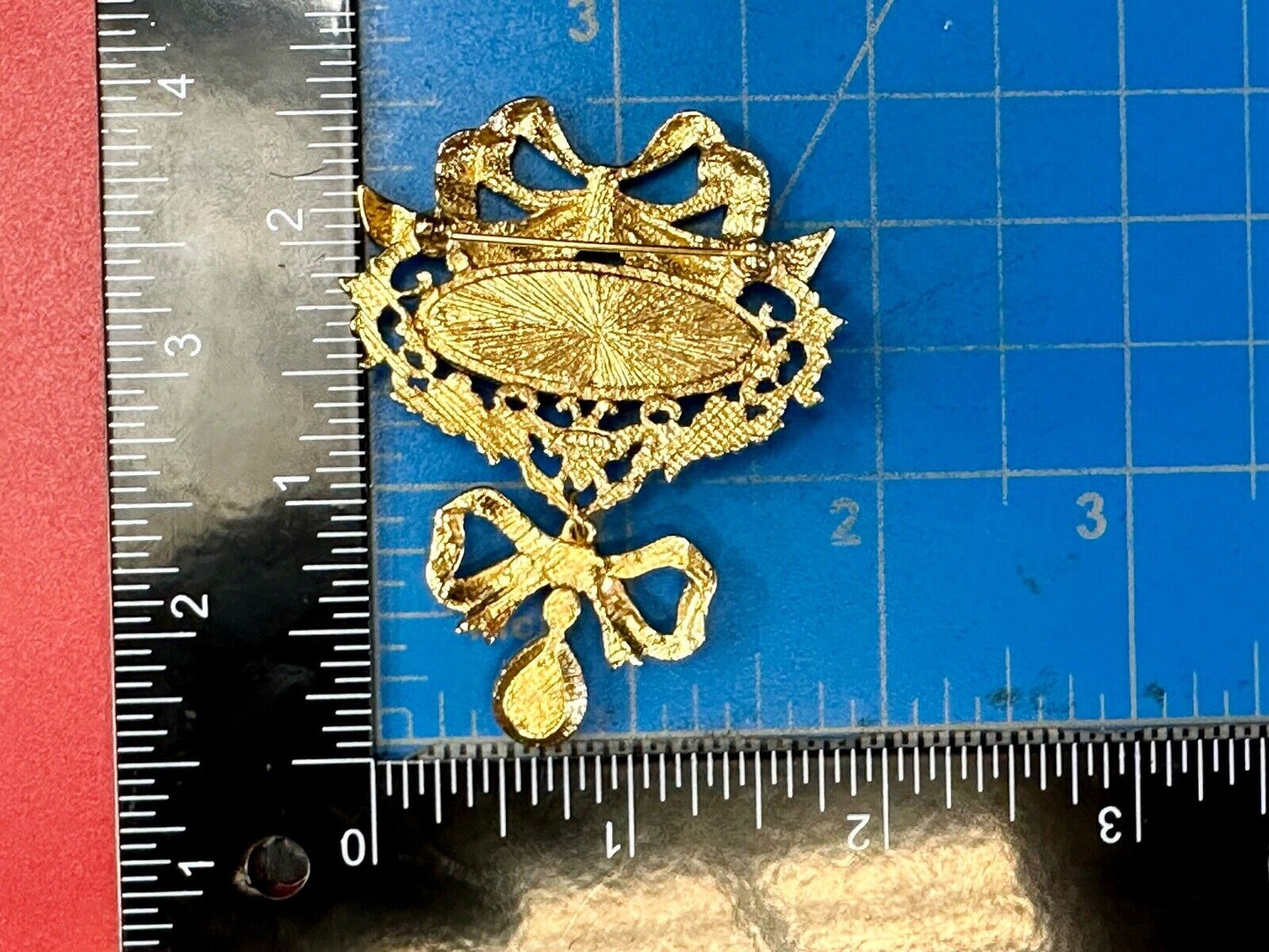 AVON Romantic Style 90s Pearl Color Costume Amethyst Drop Gold Tone Brooch pin