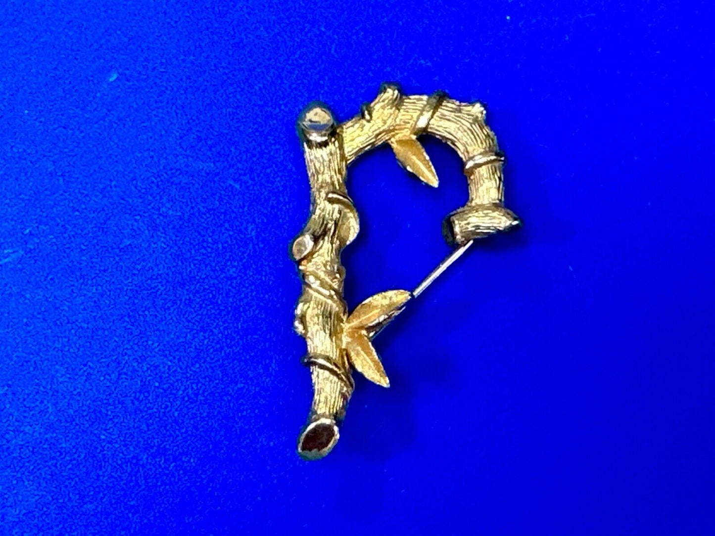 BAMBOO TWIG LETTER INITIAL " R " VINTAGE SARAH COVENTRY GOLDTONE BROOCH PIN