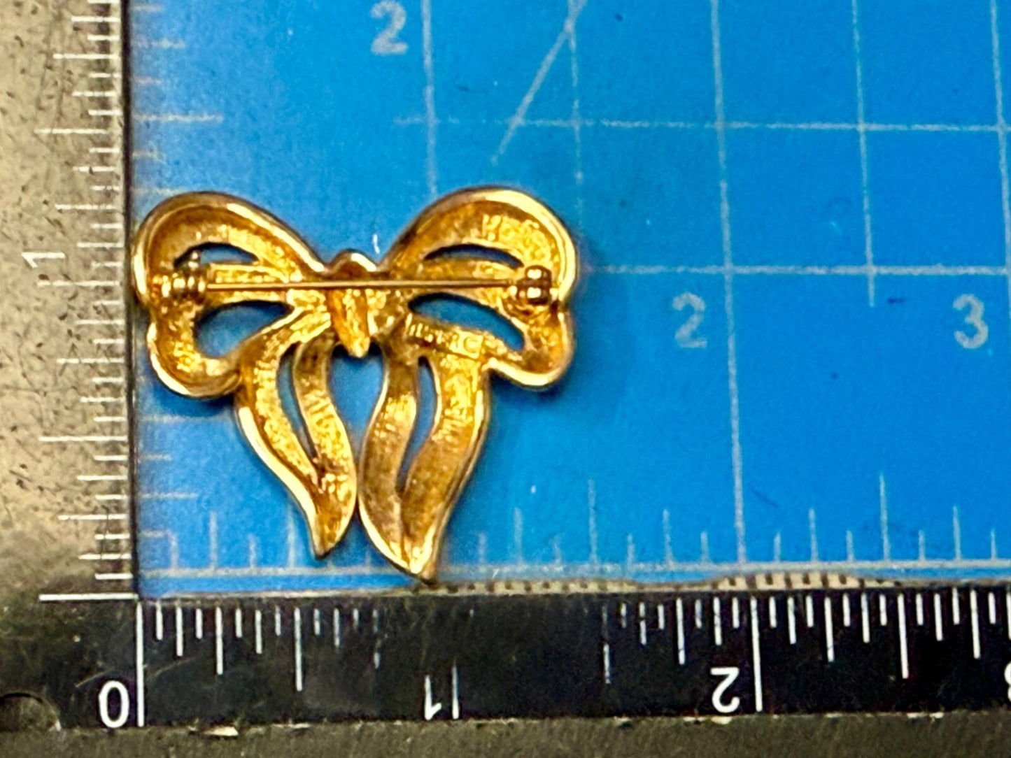 Beautiful Ribbon Bow Shaped Vintage Gold Tone Brooch Pin Signed Napier