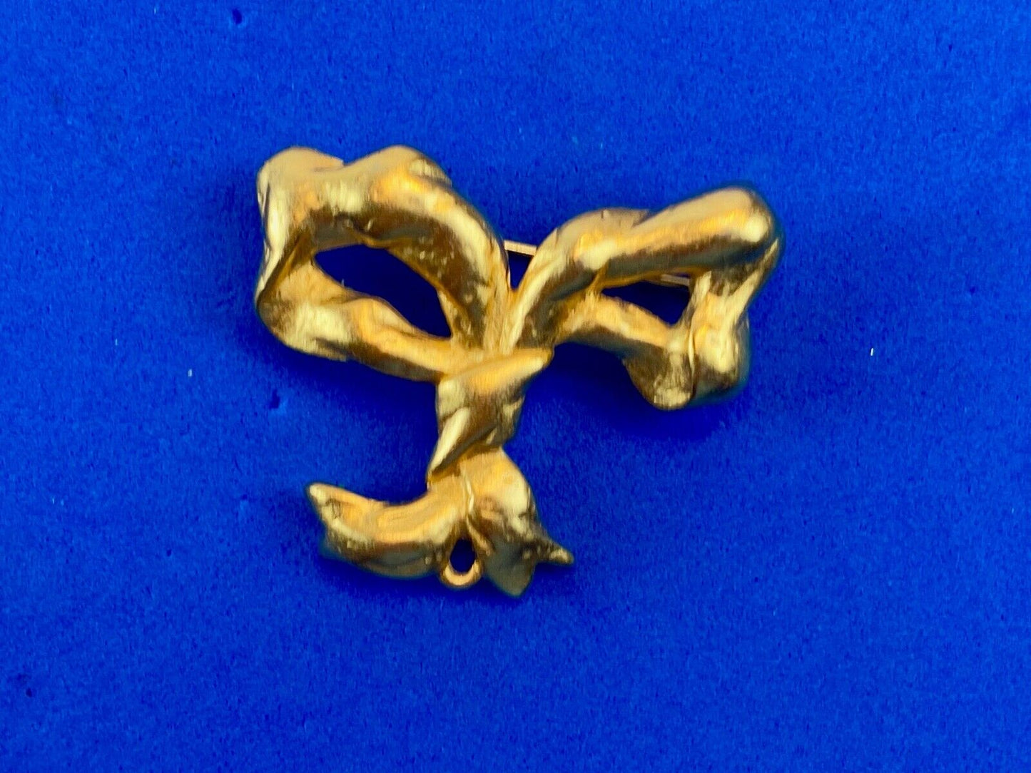 Beautiful LC Signed Brooch Pin Gold tone bow -. Amazing detail! Liz Claiborne