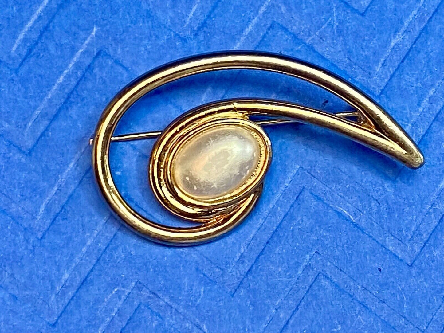 Vintage Abstract Brooch Pin Gold Tone Swirl Swoosh Faux Pearl Center Stone