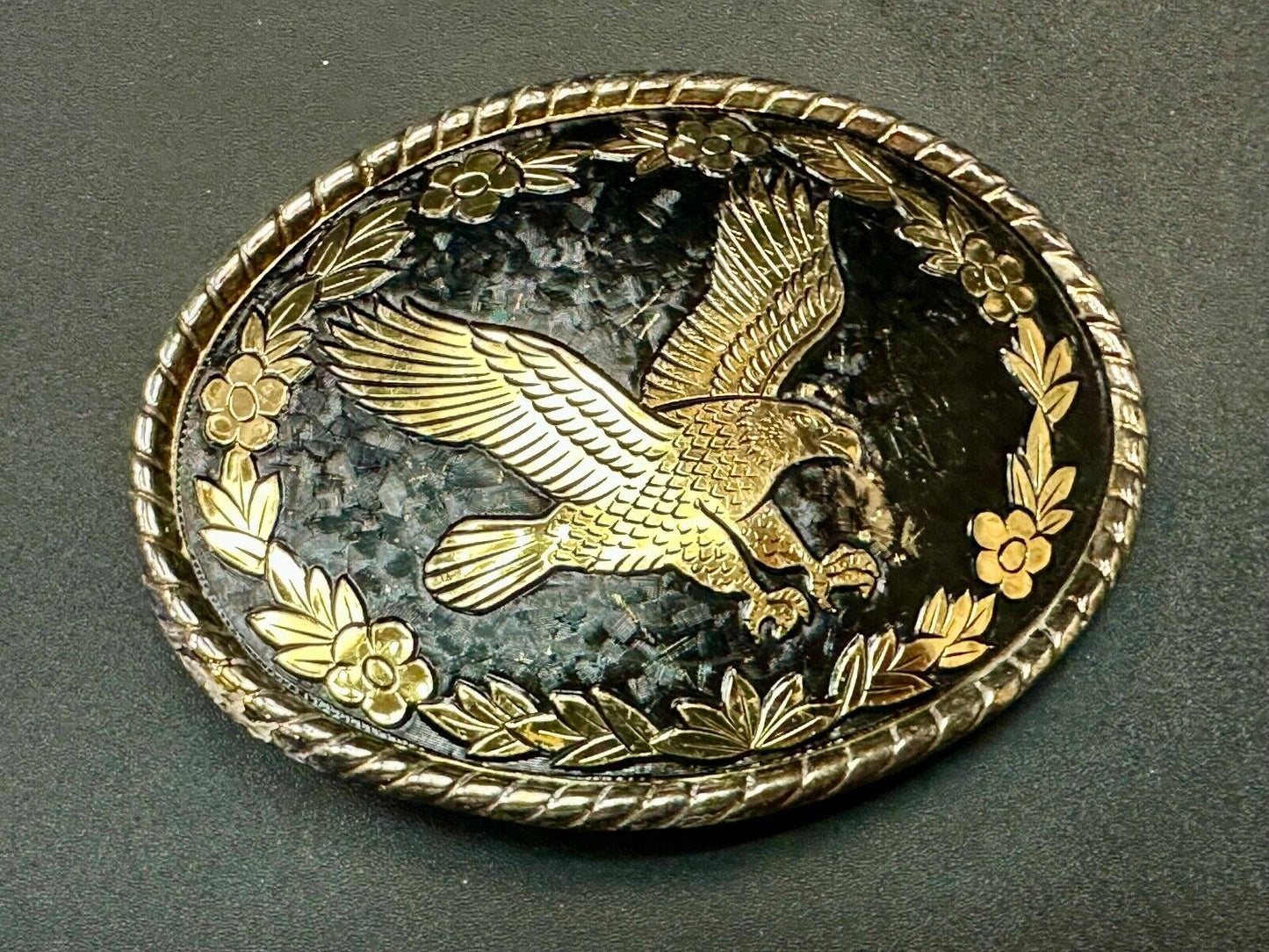 unique flying hunting diving EAGLE on western gold & black color belt buckle - W