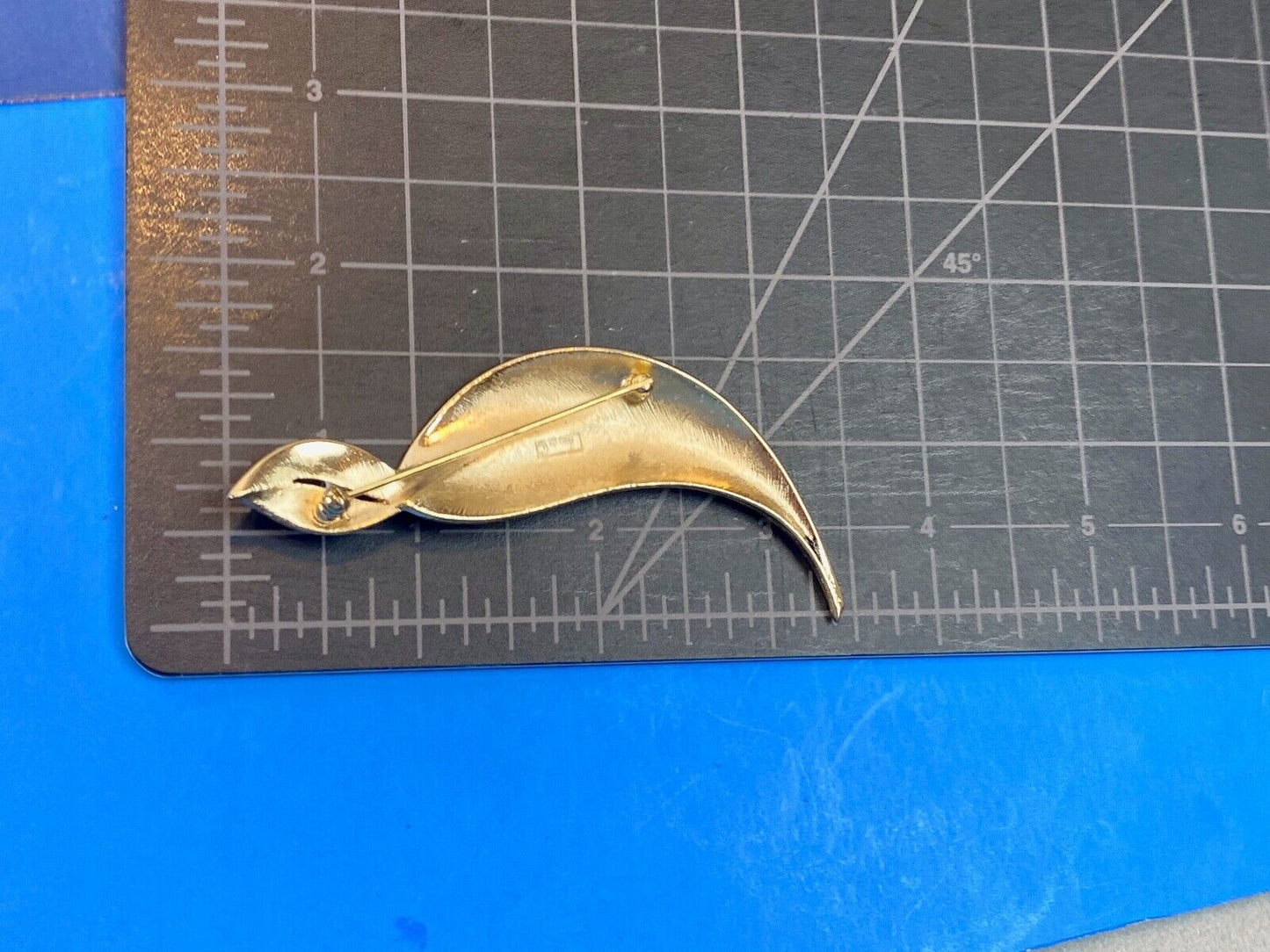 3.5 " CROWN TRIFARI signed gold tone leaf pin brooch