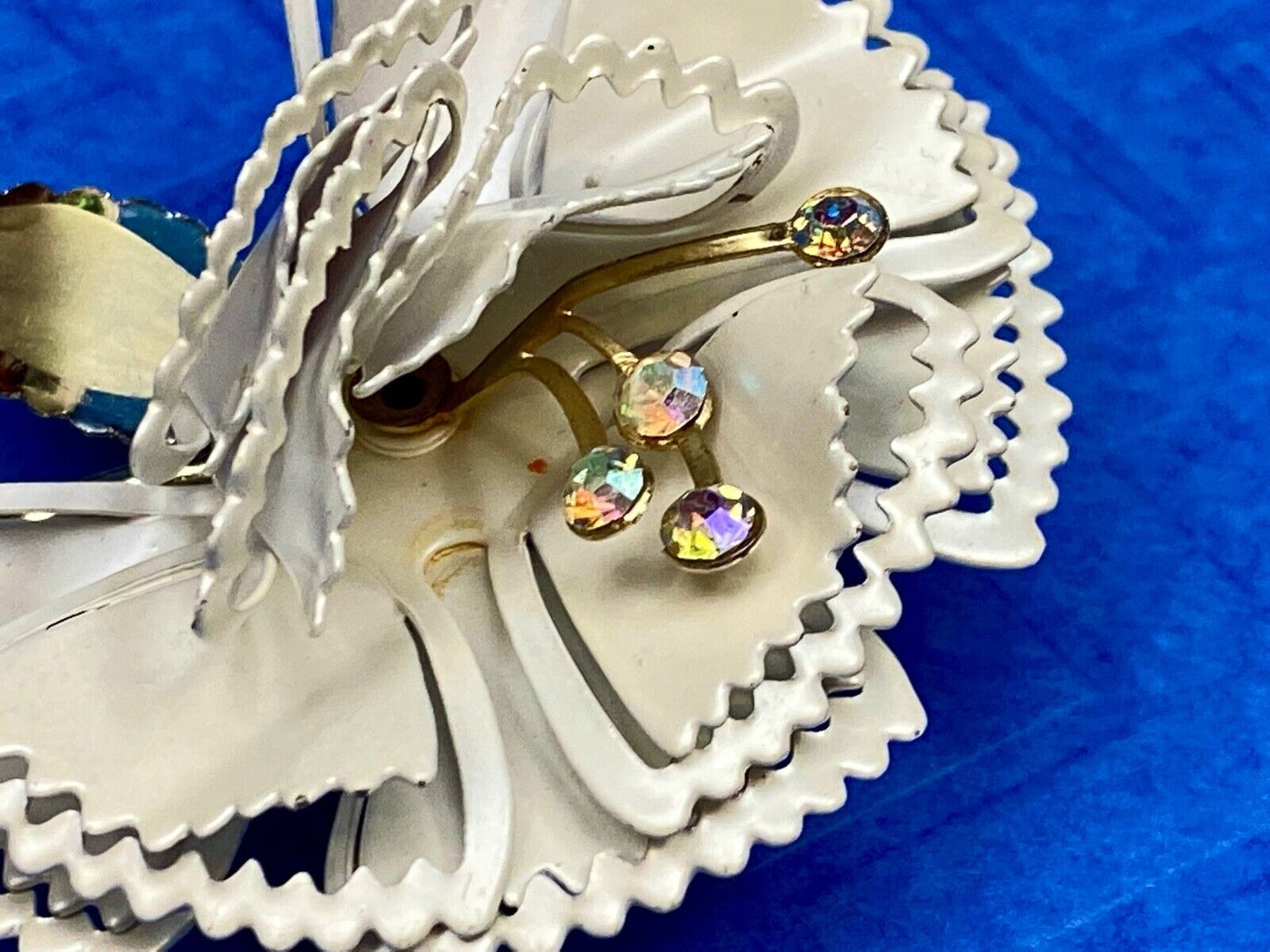Vintage Enamel Flower 3-D Retro Pin Brooch White Petals Rhinestones By Avon