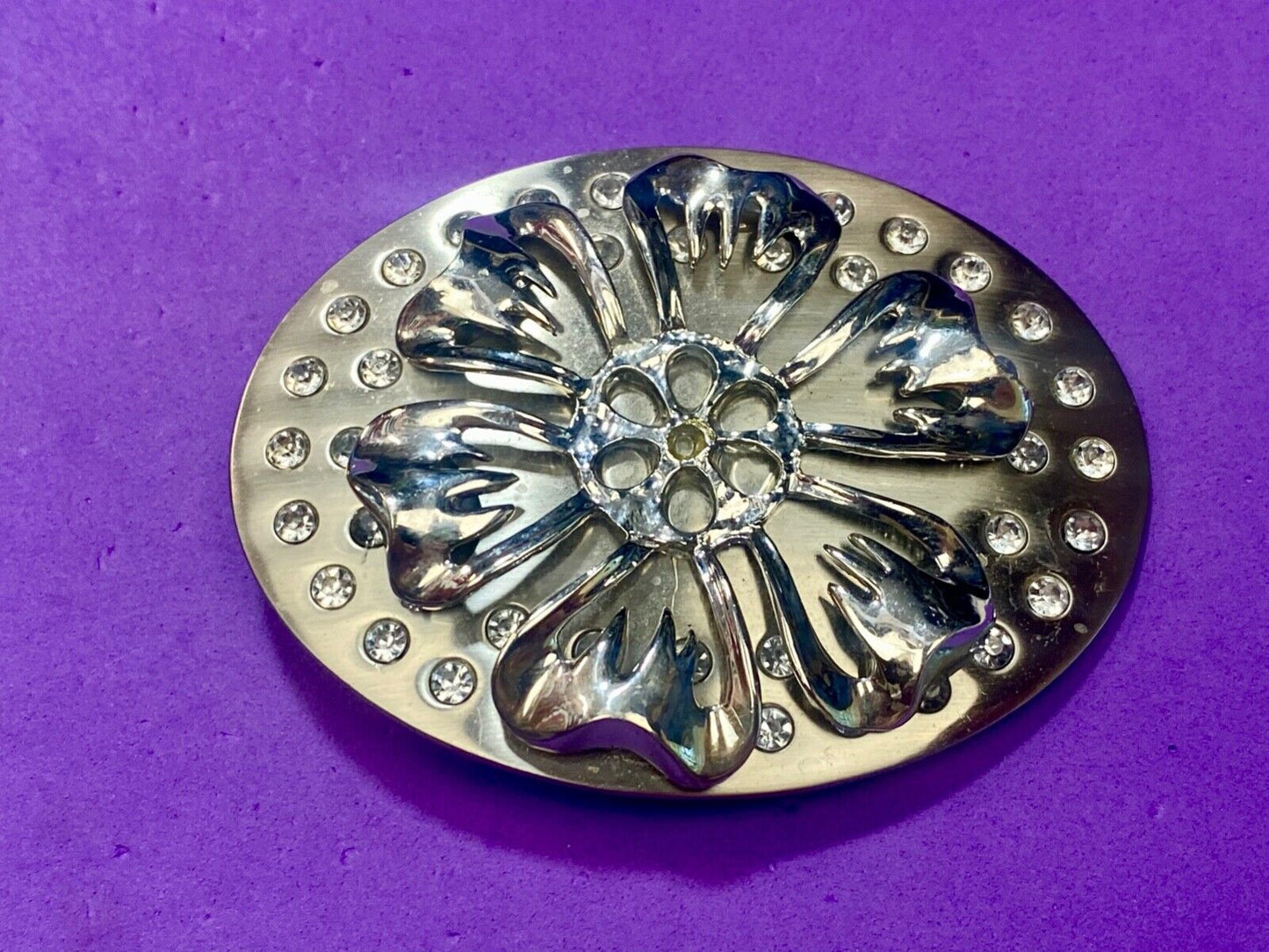 Beautiful reflective silver tone raised FLOWER theme belt buckle w/ Rhinestone's