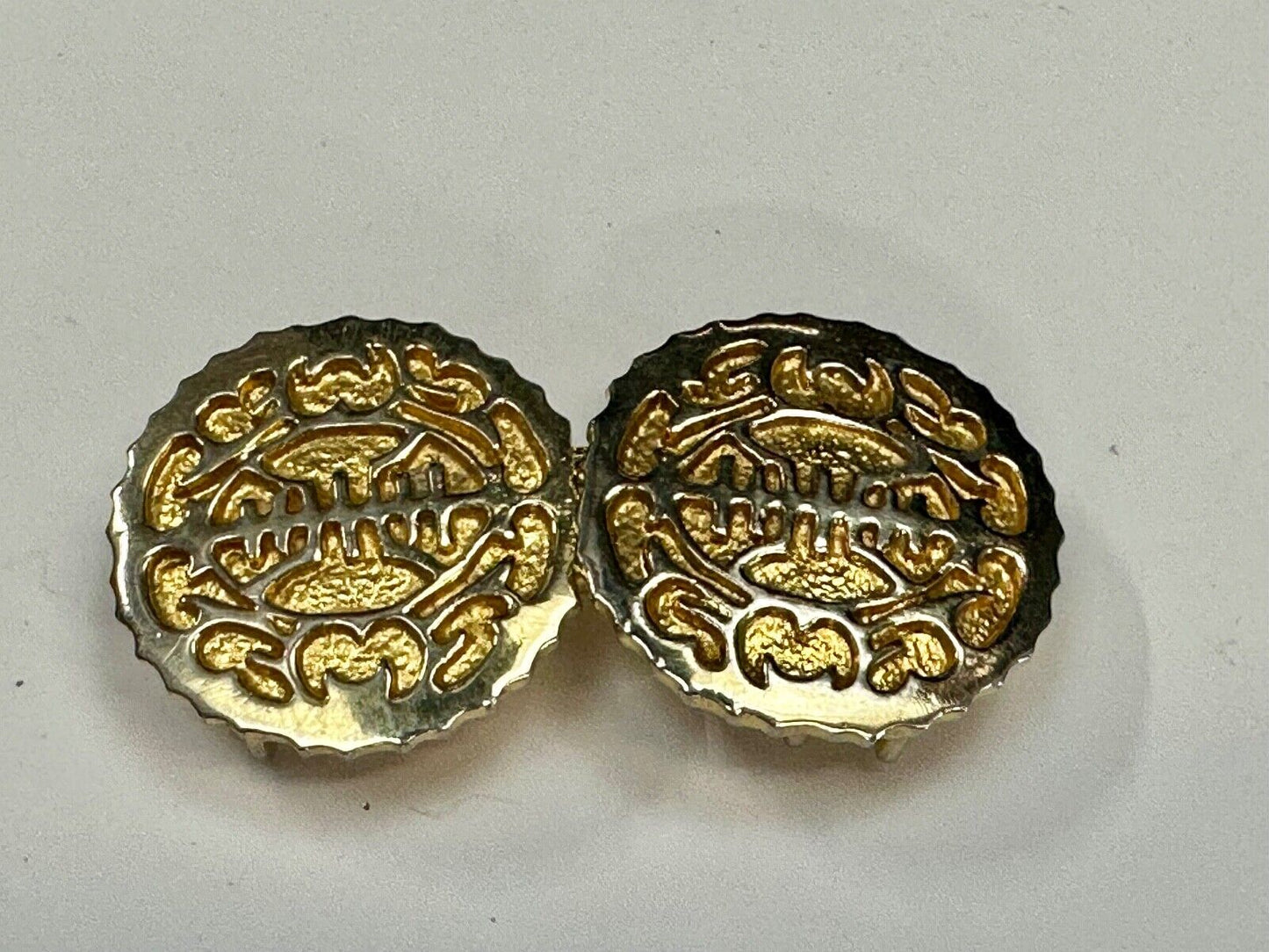 Asian / Oriental Round gold tone Two-piece interlocking Mimi Di N belt buckle