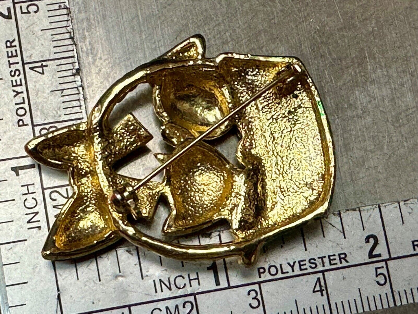 Vintage Christmas Kitten in Basket Green Red Gold Tone Holiday Brooch Pin