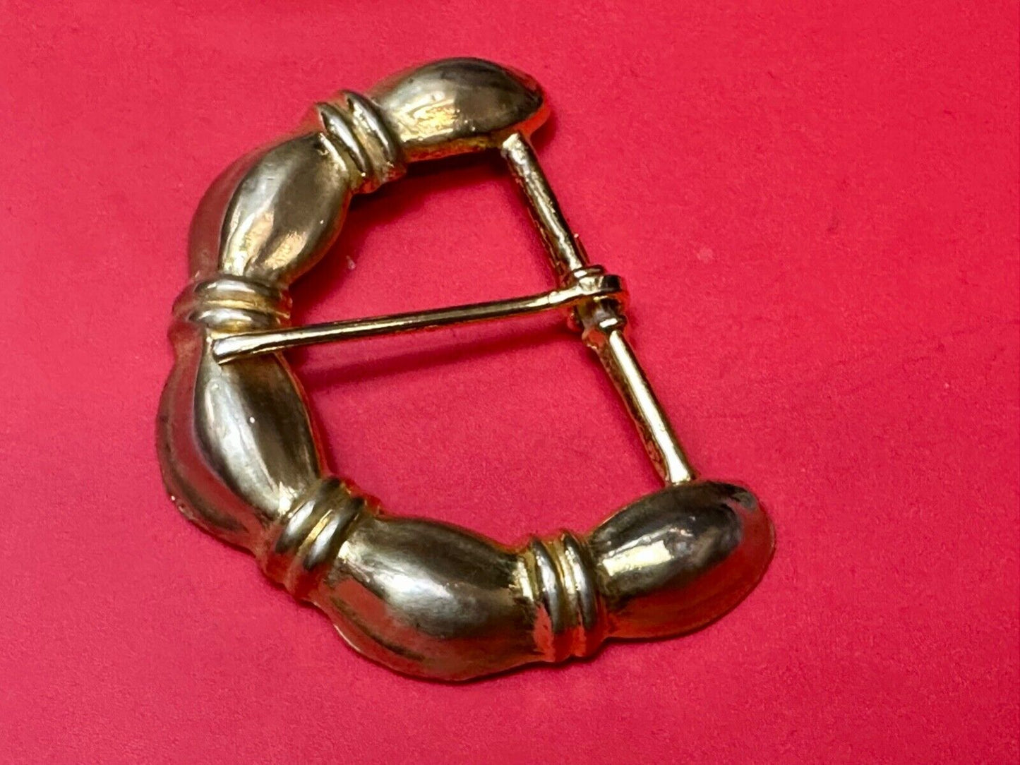 Unique dimensional "puffy" appearing! gold tone replace belt buckle