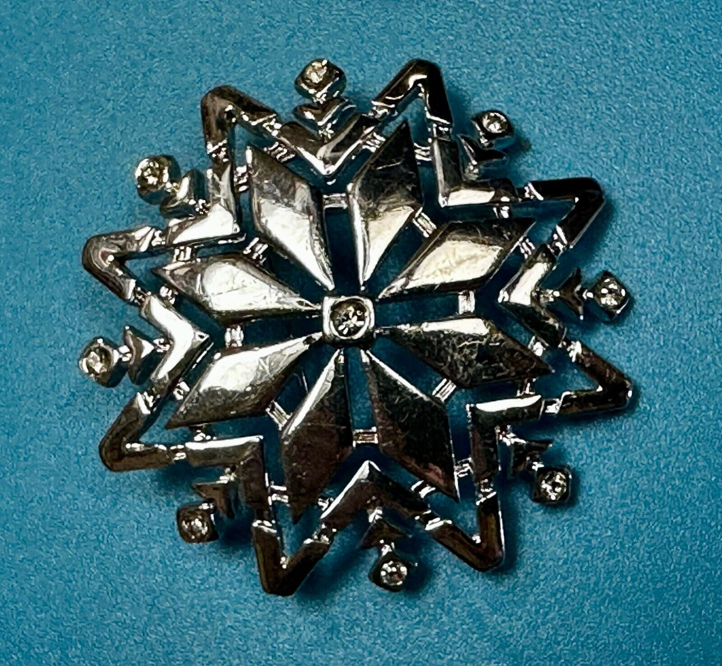 Beautiful Snowflakes with Rhinestone Accents Gold Tone Brooch Pin Signed Monet