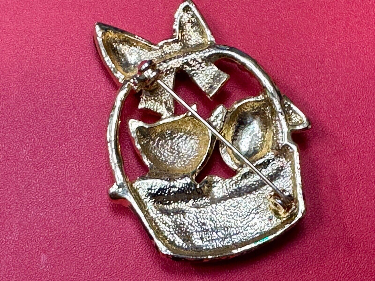 Vintage Christmas Kitten in Basket Green Red Gold Tone Holiday Brooch Pin