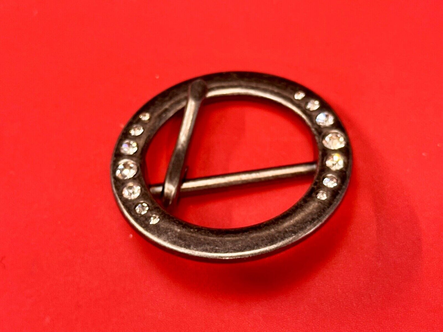 2" Round silver tone belt buckle with graduated rhinestone sized