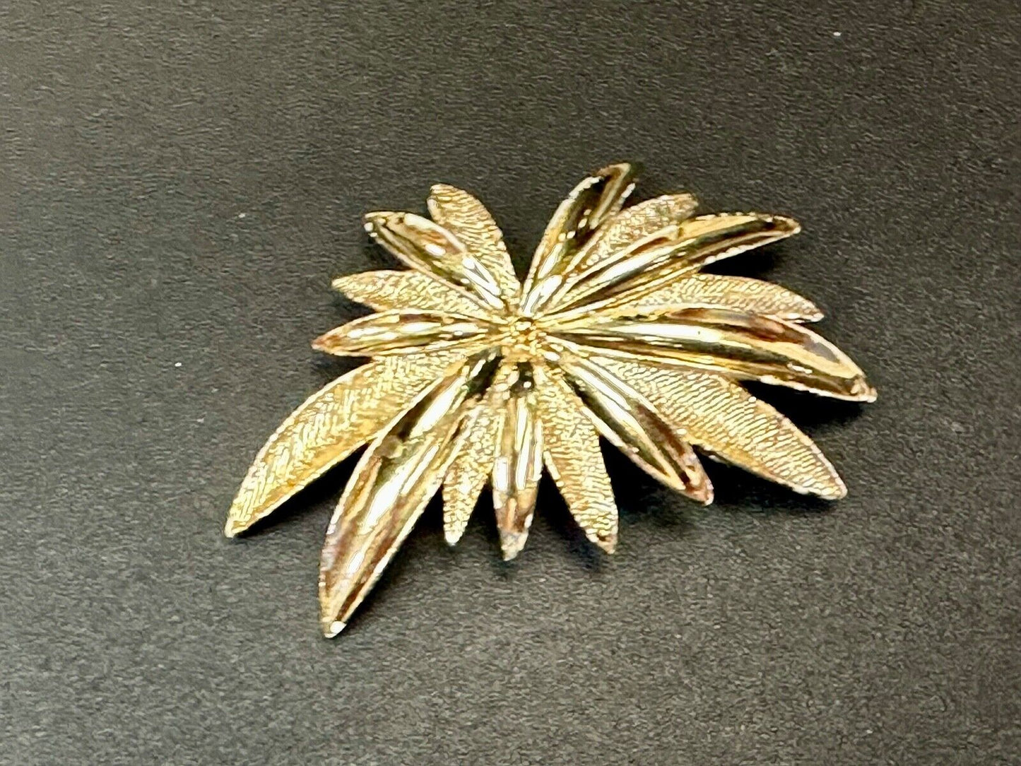 vintage Brushed gold tone starburst floral theme Sarah Coventry brooch pin