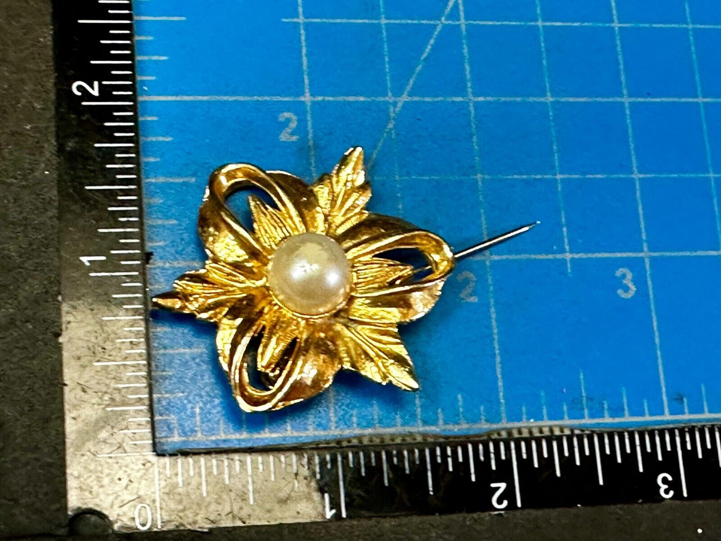 Beautiful Flower W/ Faux? Pearl Center Openwork Gold Tone Brooch Pin Marked 1100