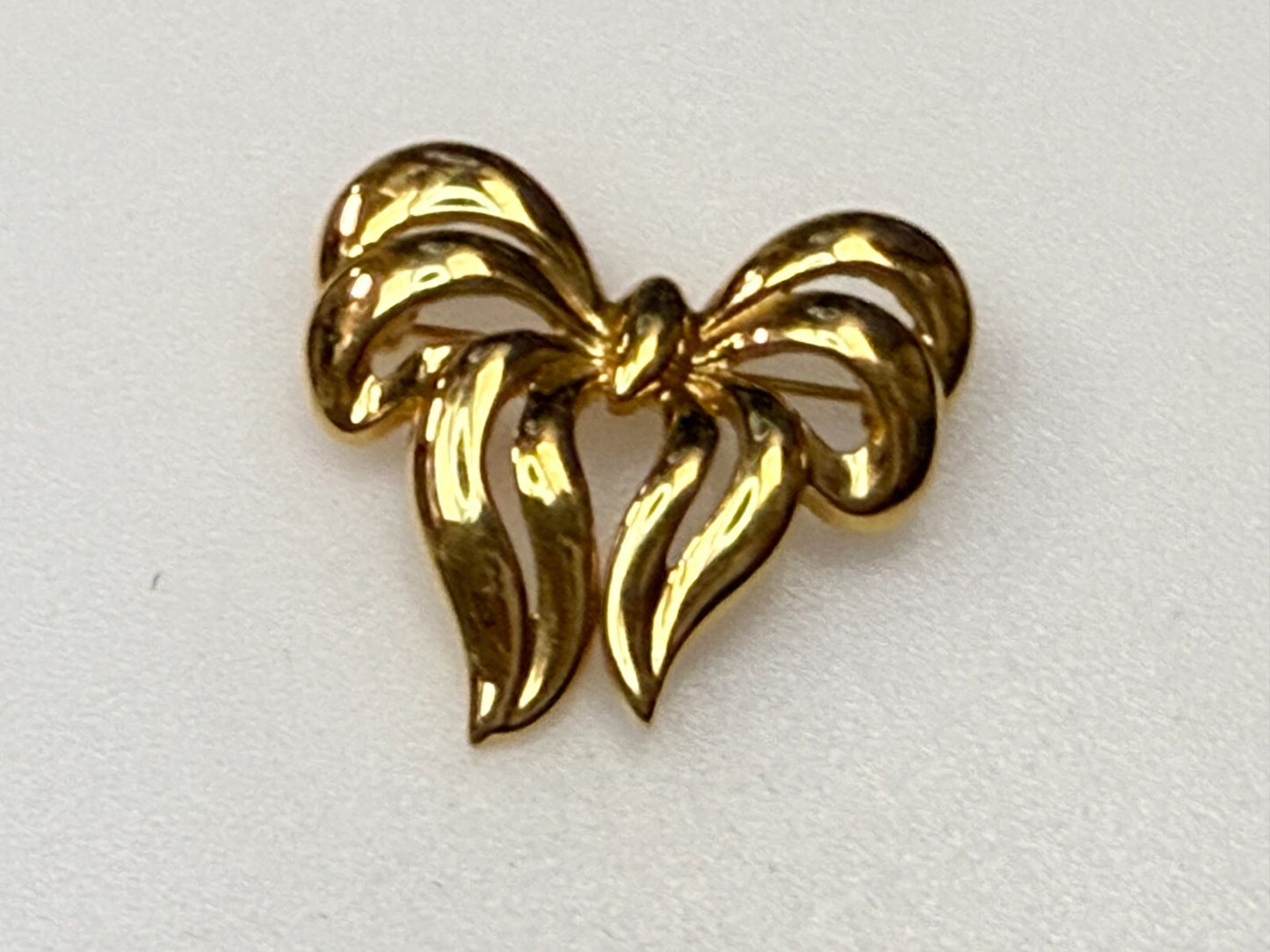 Beautiful Ribbon Bow Shaped Vintage Gold Tone Brooch Pin Signed Napier