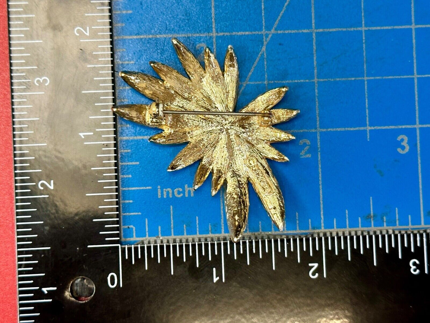 vintage Brushed gold tone starburst floral theme Sarah Coventry brooch pin