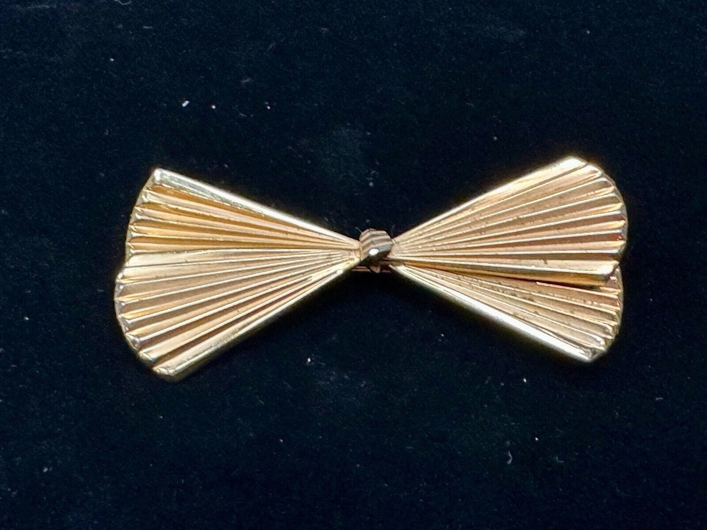 Beautiful gold tone FAN or Bow Tie pattern Giovanni signed Vintage Brooch Pin