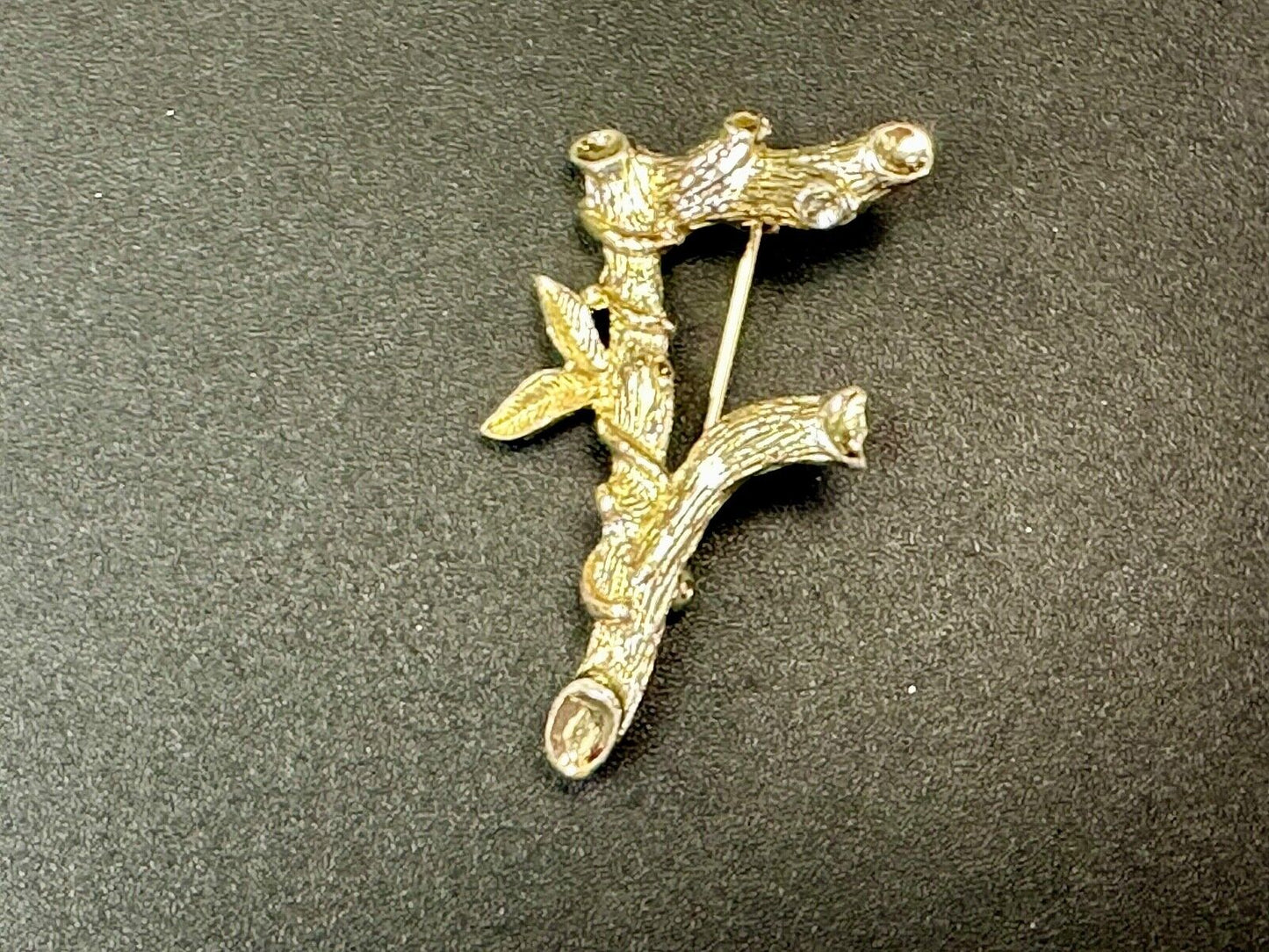 BAMBOO TWIG LETTER INITIAL " F " VINTAGE SARAH COVENTRY GOLDTONE BROOCH PIN