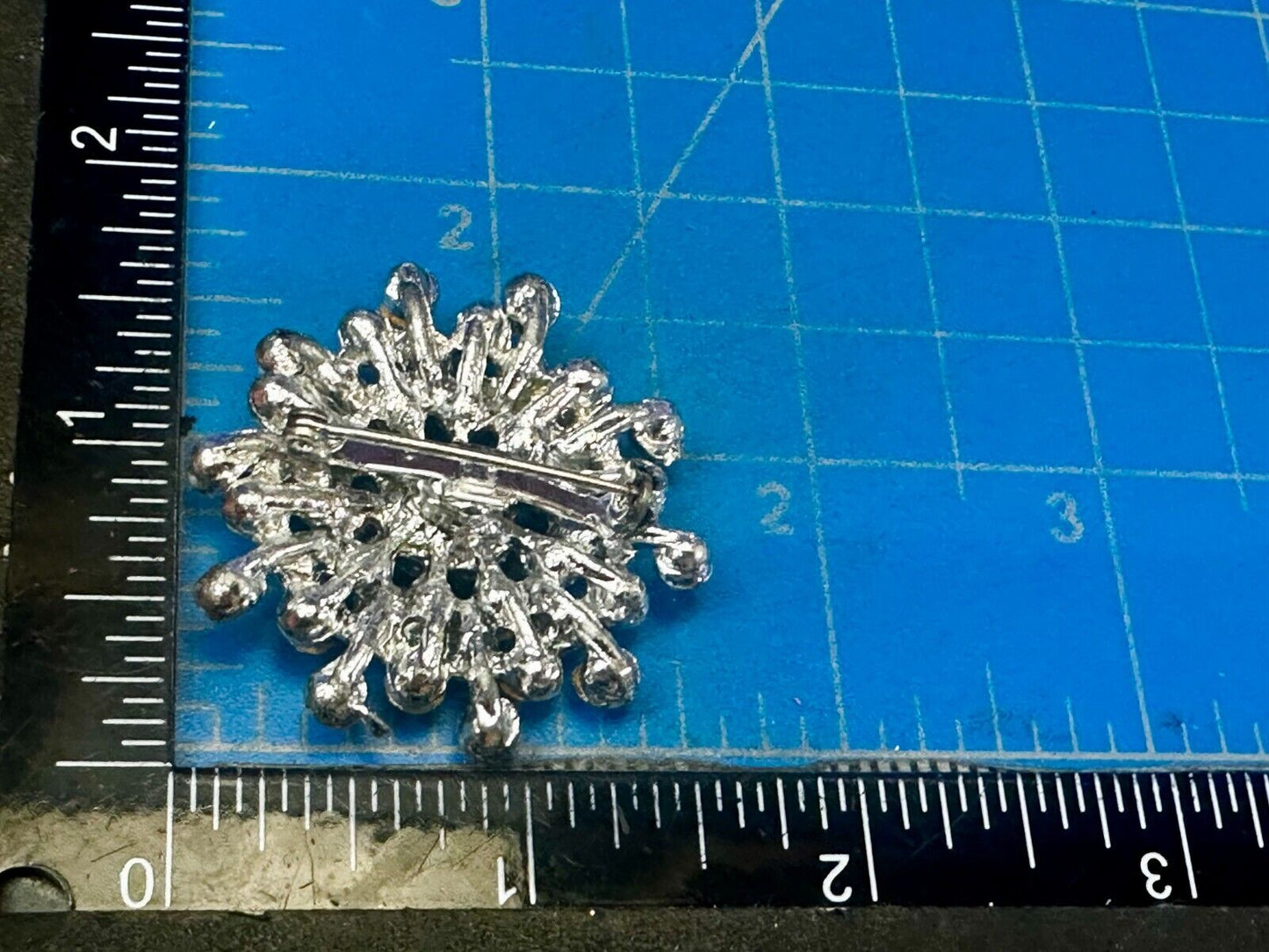 Beautiful Round Flower Shaped Rhinestone Cluster Silver Tone Brooch Pin