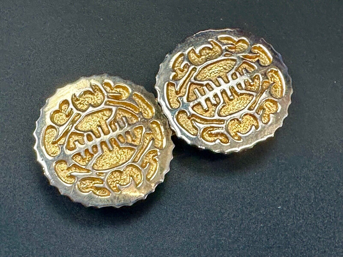 Asian / Oriental Round gold tone Two-piece interlocking Mimi Di N belt buckle