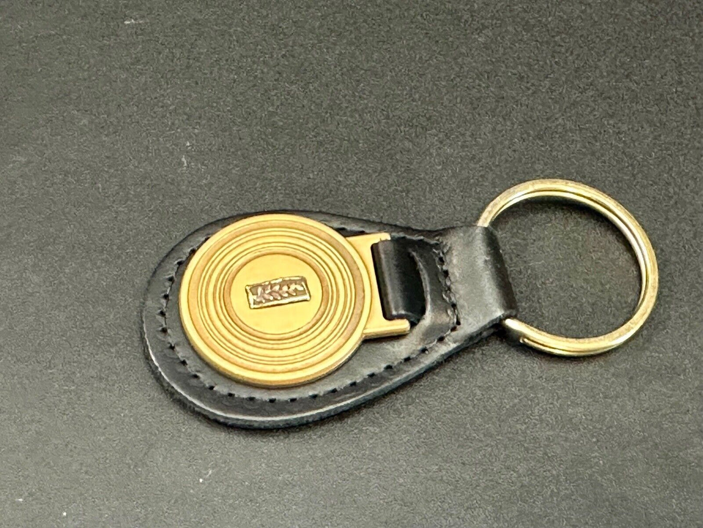 unknown to me! Leaf emblem logo gold tone Keychain - Key Fob Ring Chain