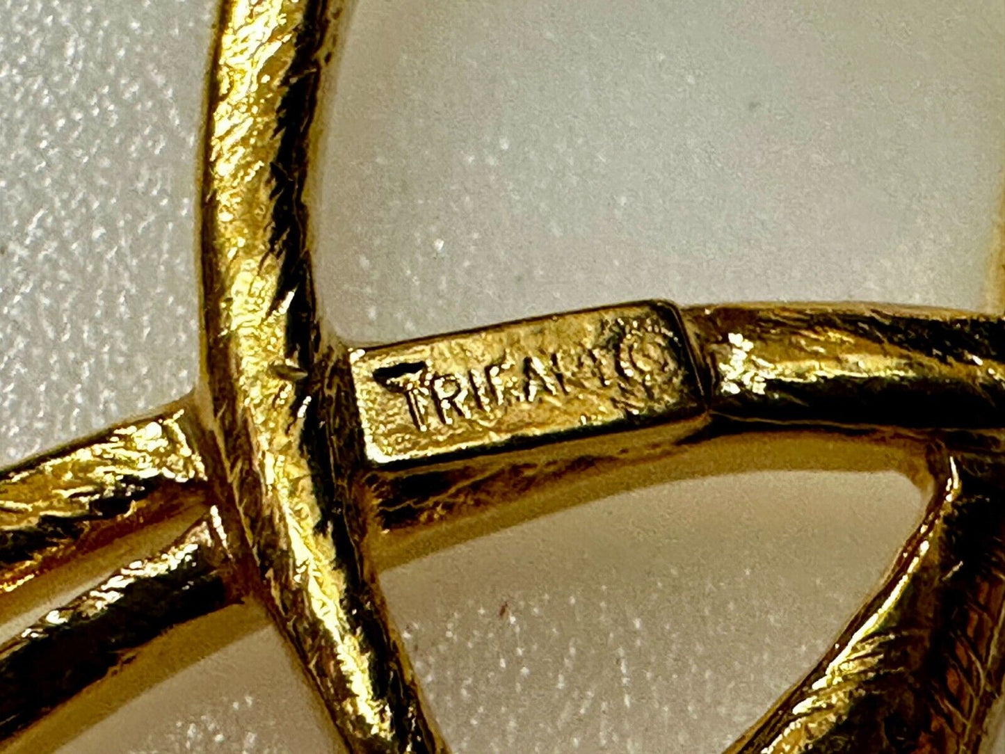 Beautiful Ribbon Looped Bow Gold Tone Vintage Brooch Pin Signed by Trifari