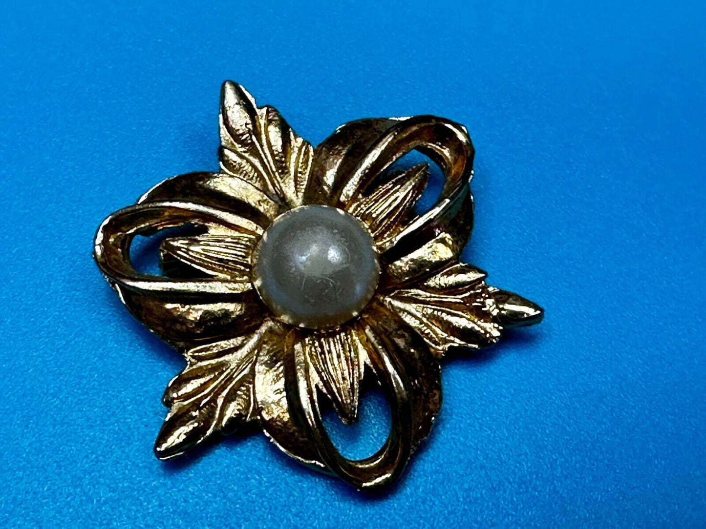Beautiful Flower W/ Faux? Pearl Center Openwork Gold Tone Brooch Pin Marked 1100