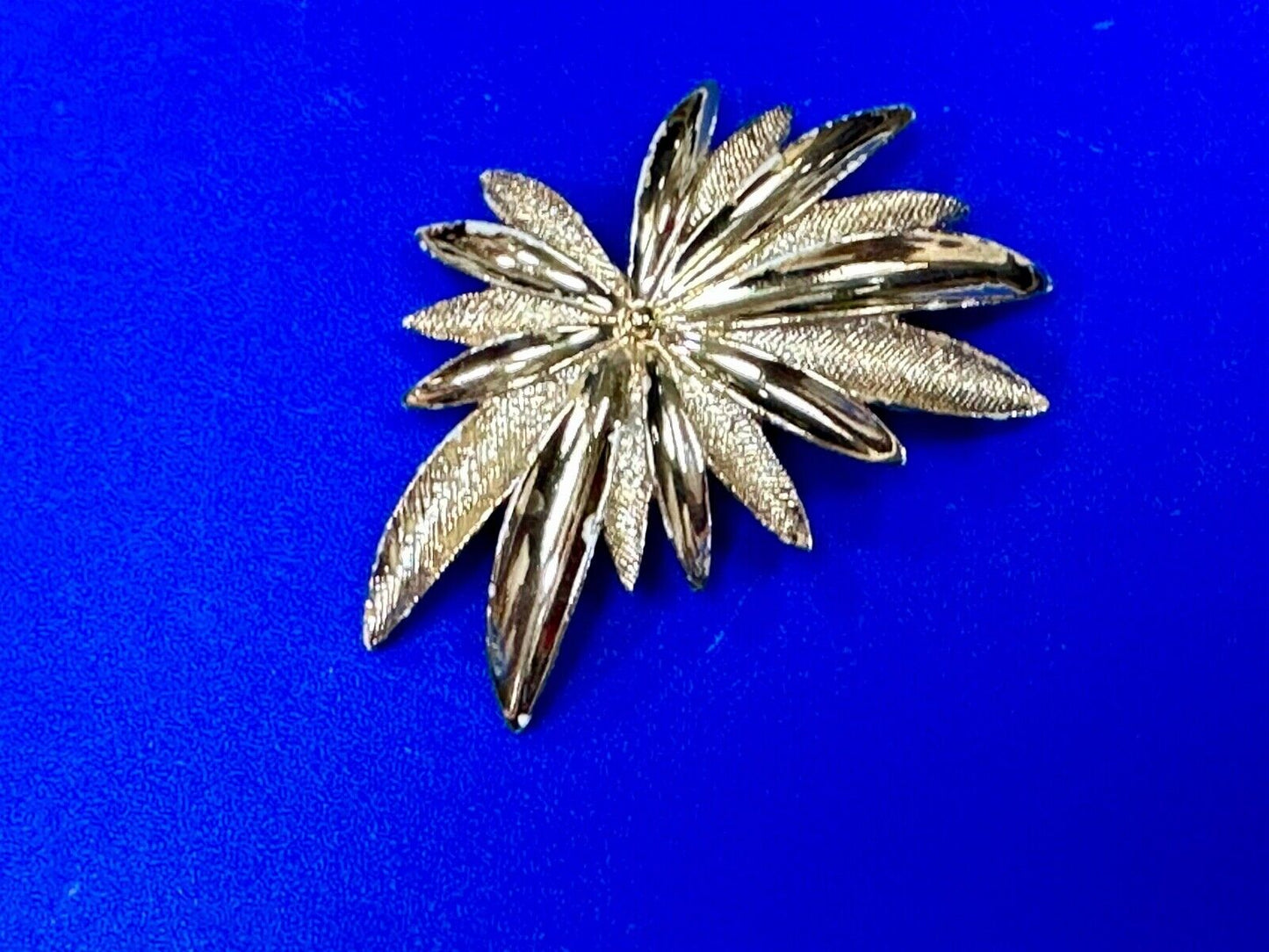 vintage Brushed gold tone starburst floral theme Sarah Coventry brooch pin