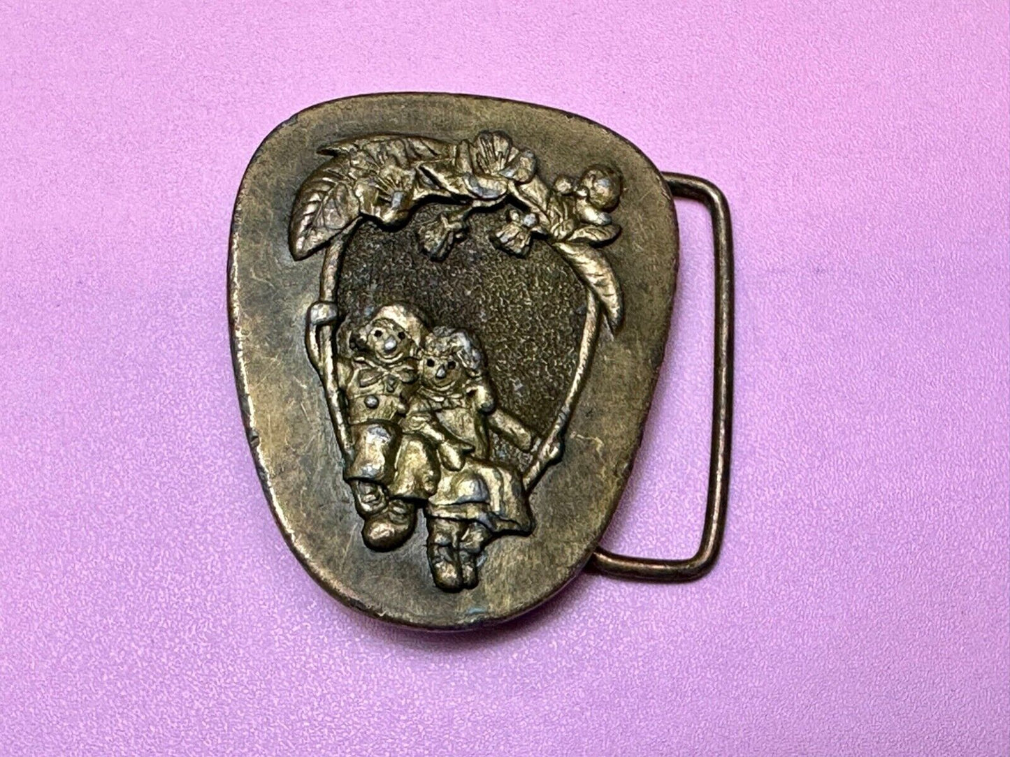 Adorable Raggedy Ann and Andy kids couple Vintage 1976 belt buckle B-98