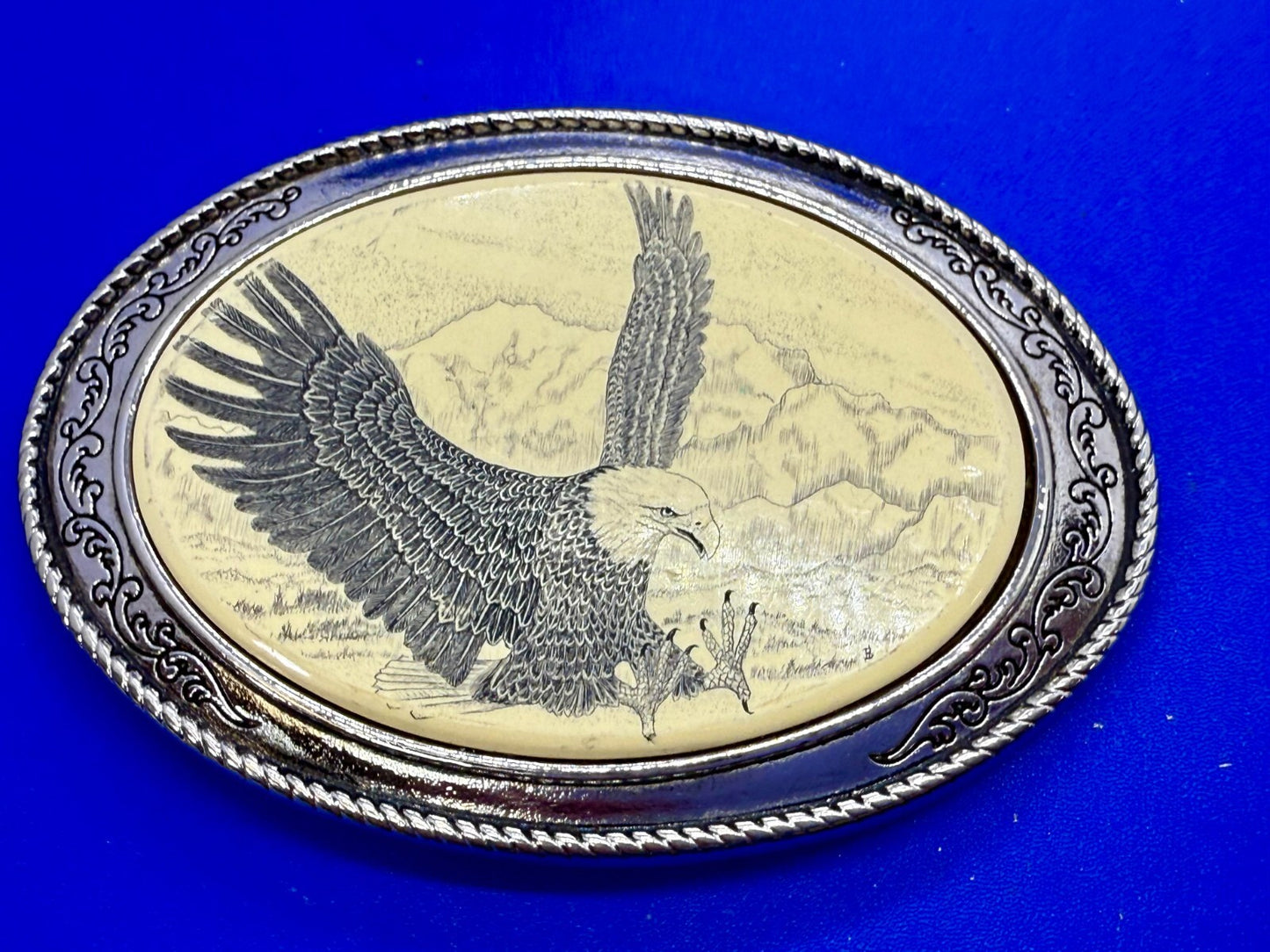 Bald EAGLE Spreading Wings Wildlife Scenery Scrimshaw Style Barlow Belt Buckle