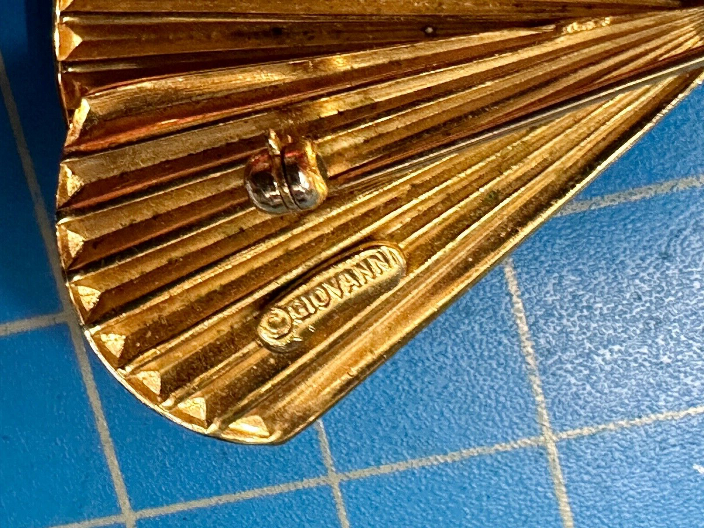 Beautiful gold tone FAN or Bow Tie pattern Giovanni signed Vintage Brooch Pin