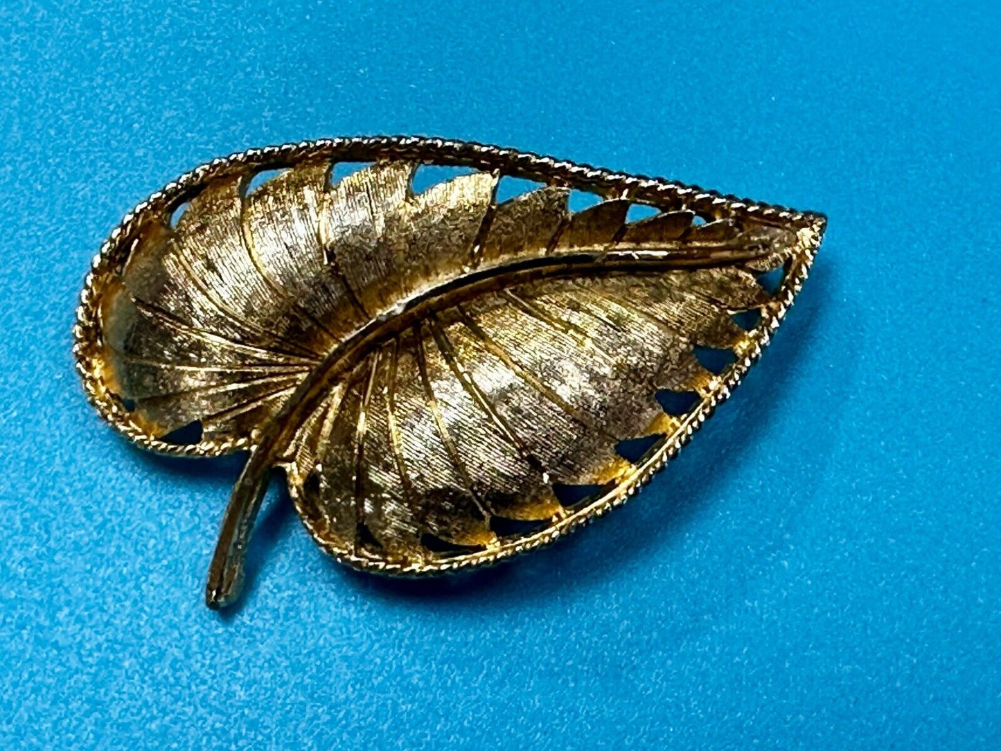 Beautiful Leaf Shaped Large 2.5" wide! Gold Tone Brooch Pin Signed BSK