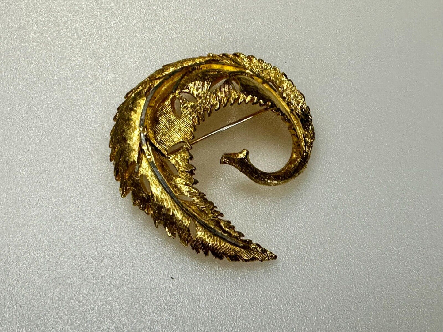 Swirl Curved Leaf Feather Design Gold Tone Vintage Brooch Pin Signed BSK