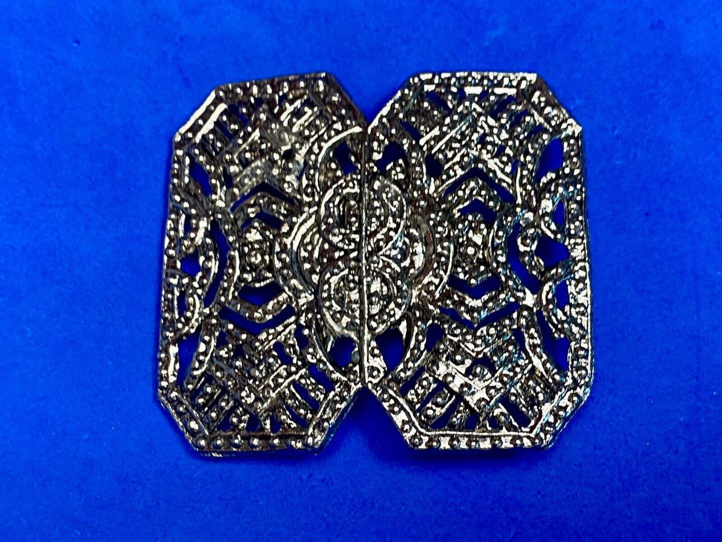Beautiful A pique silver color - or real non magnetic - see though belt buckle
